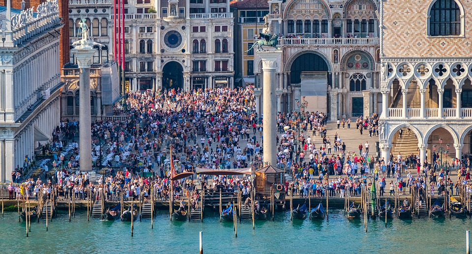 Folla in piazza San Marco a Venezia
