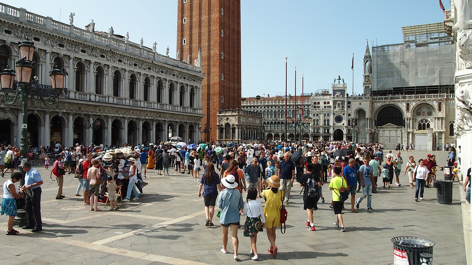 Folla in piazza San Marco a Venezia
