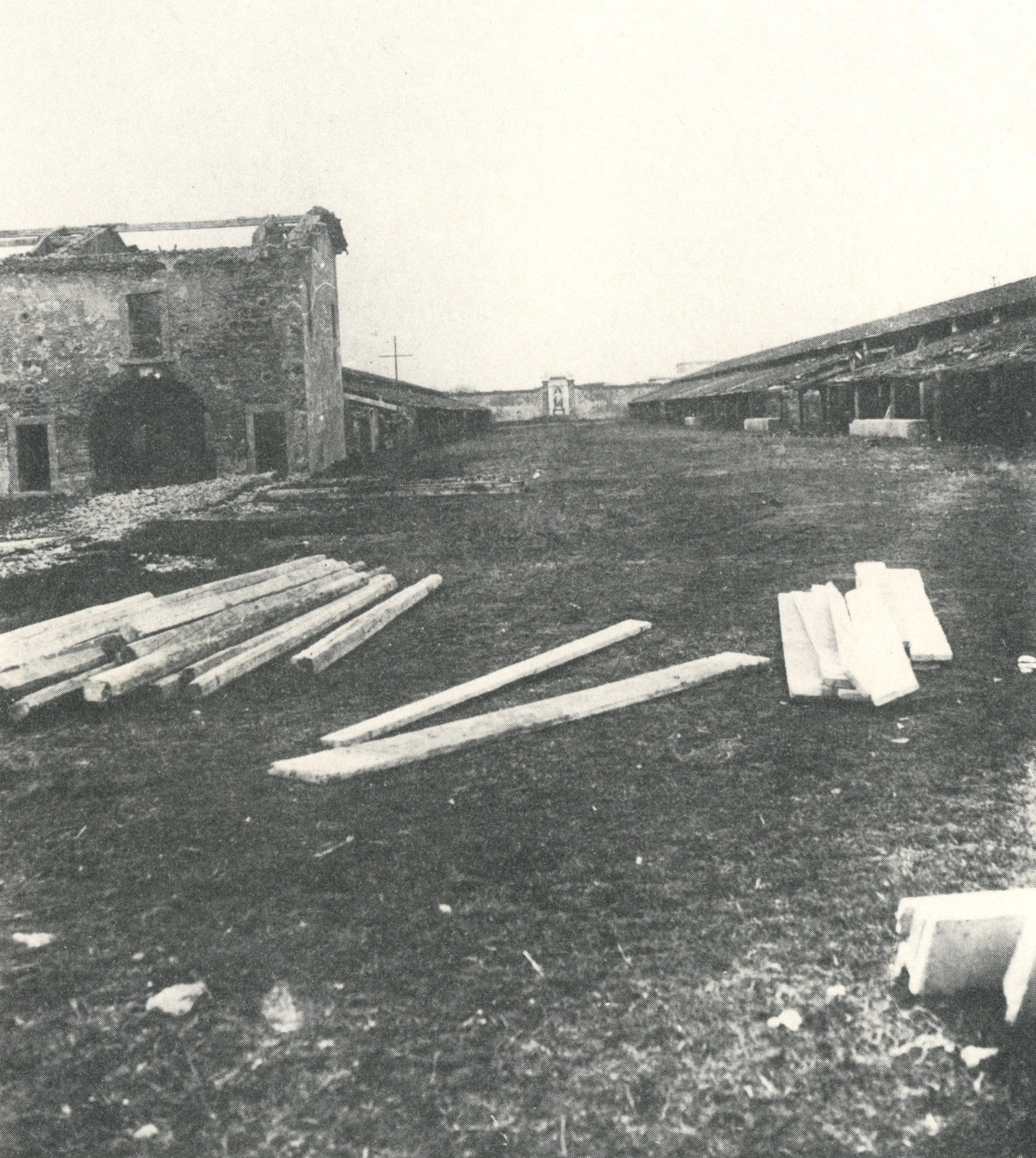 Nella foto si puÃ² notare in fondo al lungo viale la nicchia con lÂ’effige del Granduca nel contesto del lazzeretto in rovina
