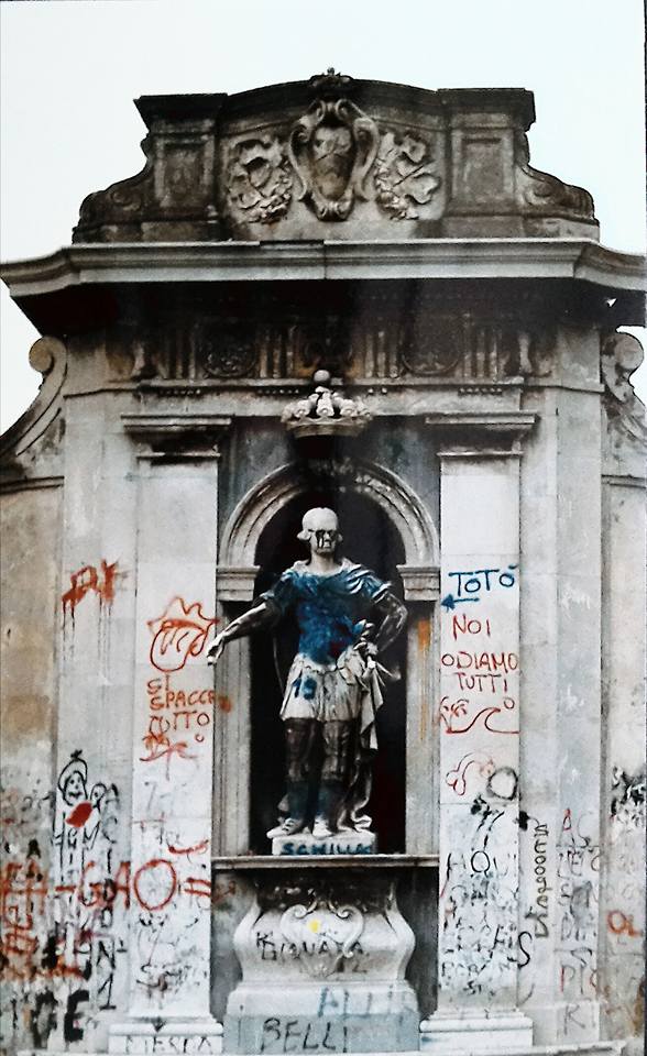 Il monumento vandalizzato negli anni Novanta in occasione dei Mondiali di calcio. Foto di Giancarlo Battaglia
