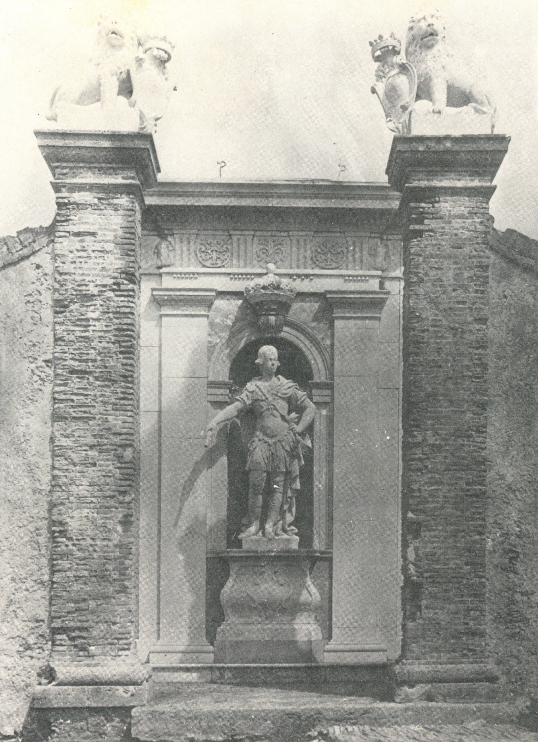 La statua in una rara foto di fine XIX secolo Ã¨ ritratta nella sua composizione e collocazione originale
