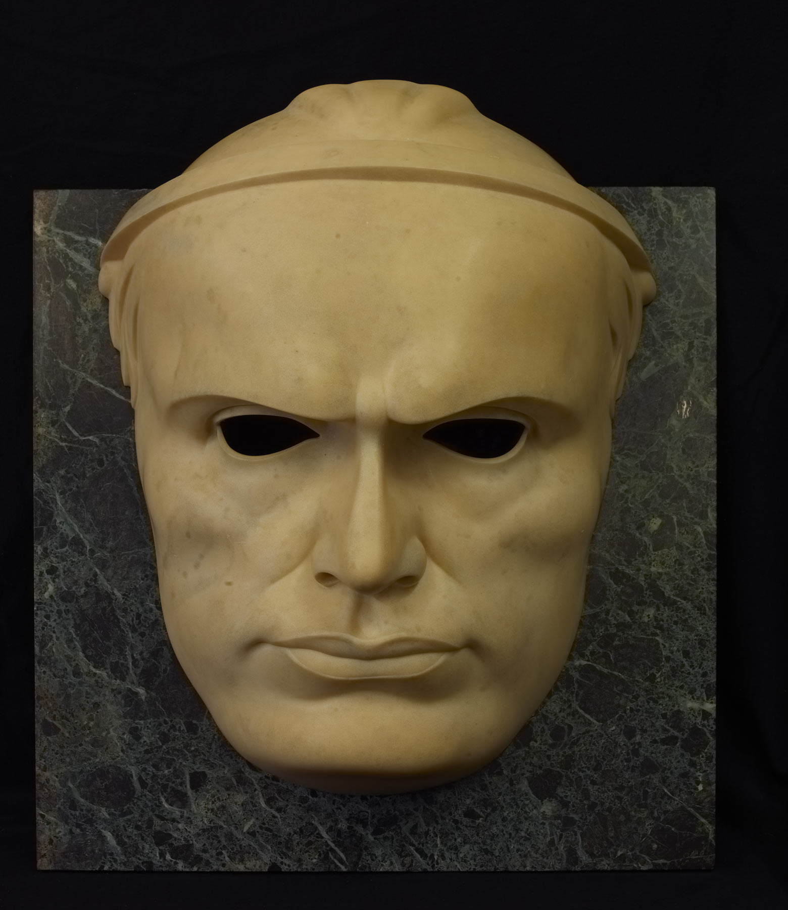 Adolfo Wildt, Maschera di Mussolini (il Duce) (1924; marmo di Carrara, 60 x 49 x 22 cm; Milano, Galleria d’Arte Moderna)

