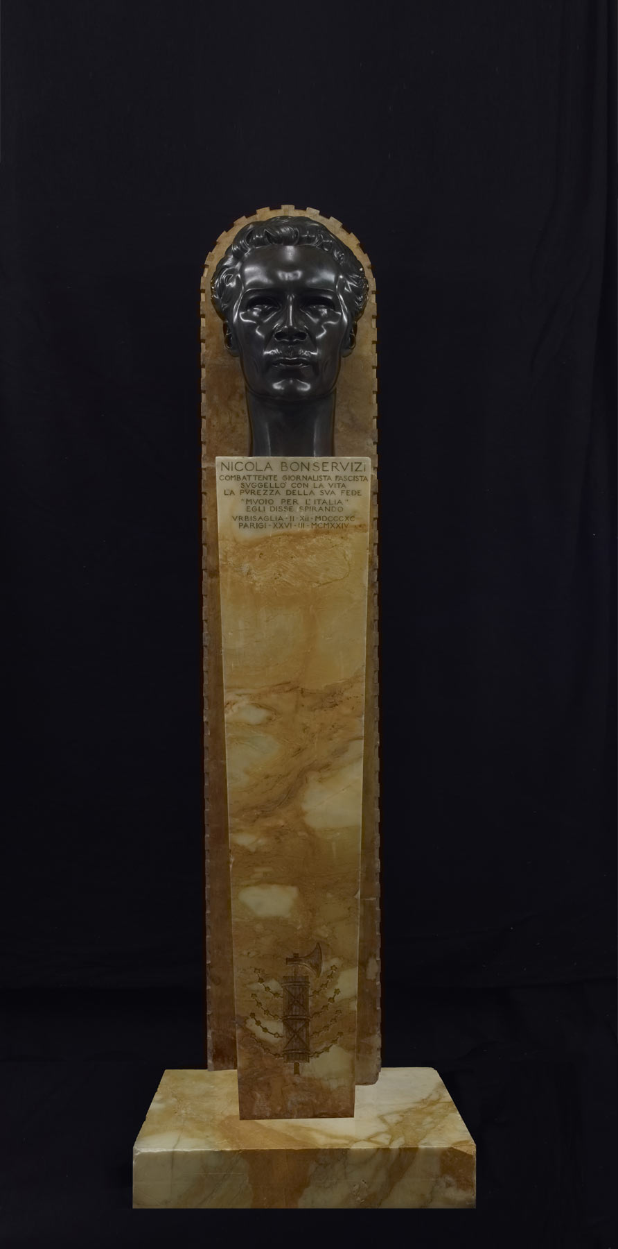 Adolfo Wildt, Nicola Bonservizi (1925; bronzo e stele in marmo di Siena dorato sul fondo, 228 x 60 x 60 cm; Milano, Galleria d’Arte Moderna)
