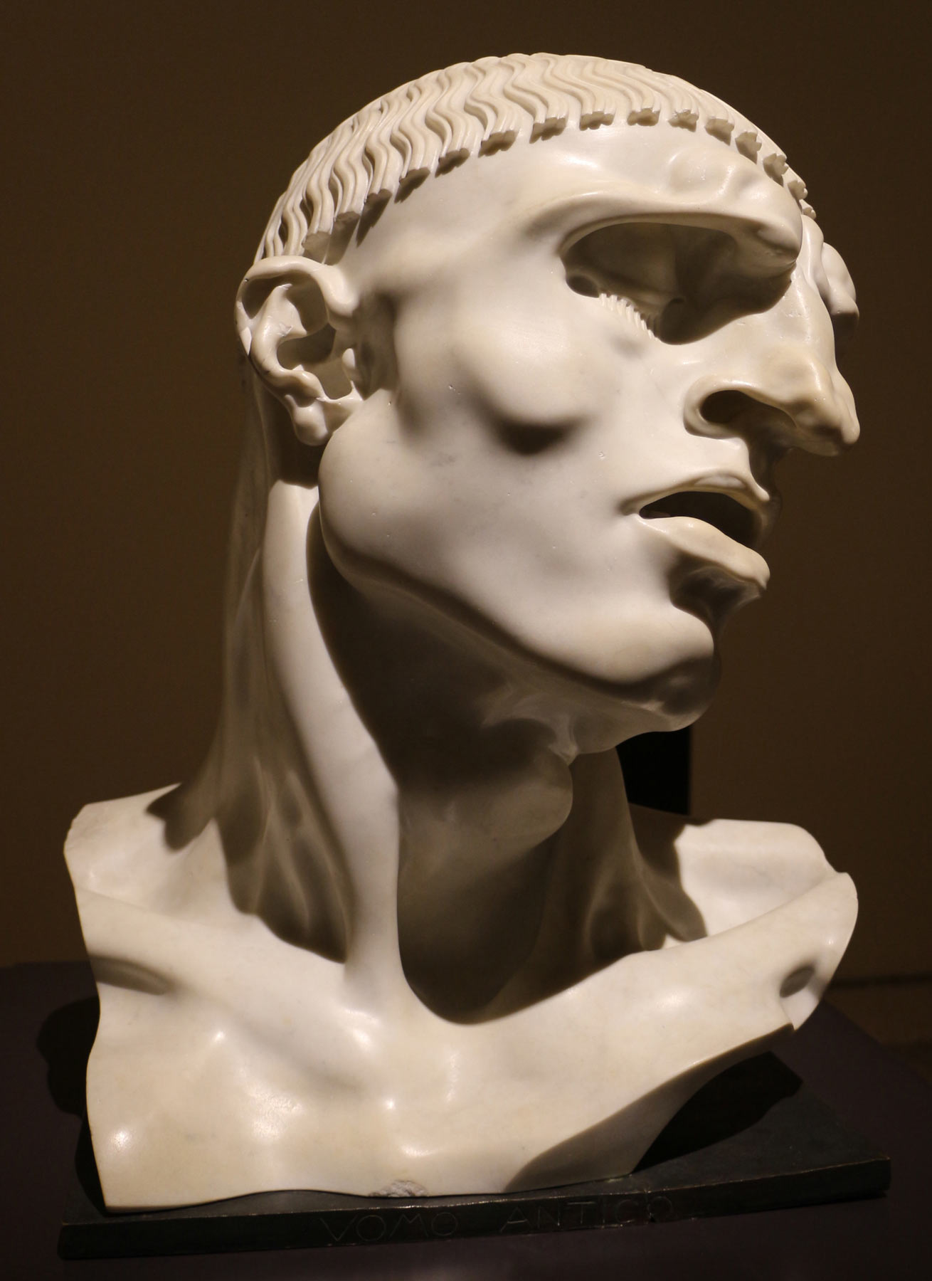 Adolfo Wildt, Vir temporis acti (Uomo antico) (1914, da un’opera del 1911; marmo, 56 x 40 x 39 cm; Milano, Museo del Novecento)
