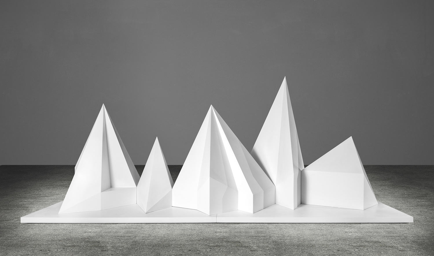 Sol LeWitt, Complex Form (1986; pigmenti e vernice su legno compensato, 188 x 510 x 200 cm; Napoli, Gallerie d'Italia, Collezione Intesa Sanpaolo). Foto di Andrea Bianco
