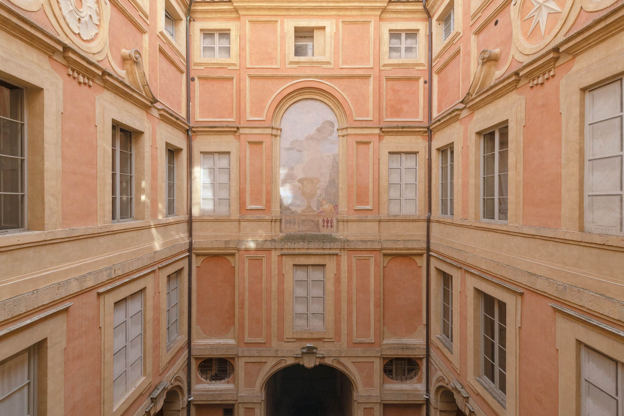 La corte con il trompe oeil di Palazzo Chigi Zondadari. Foto di Carlo Romano
