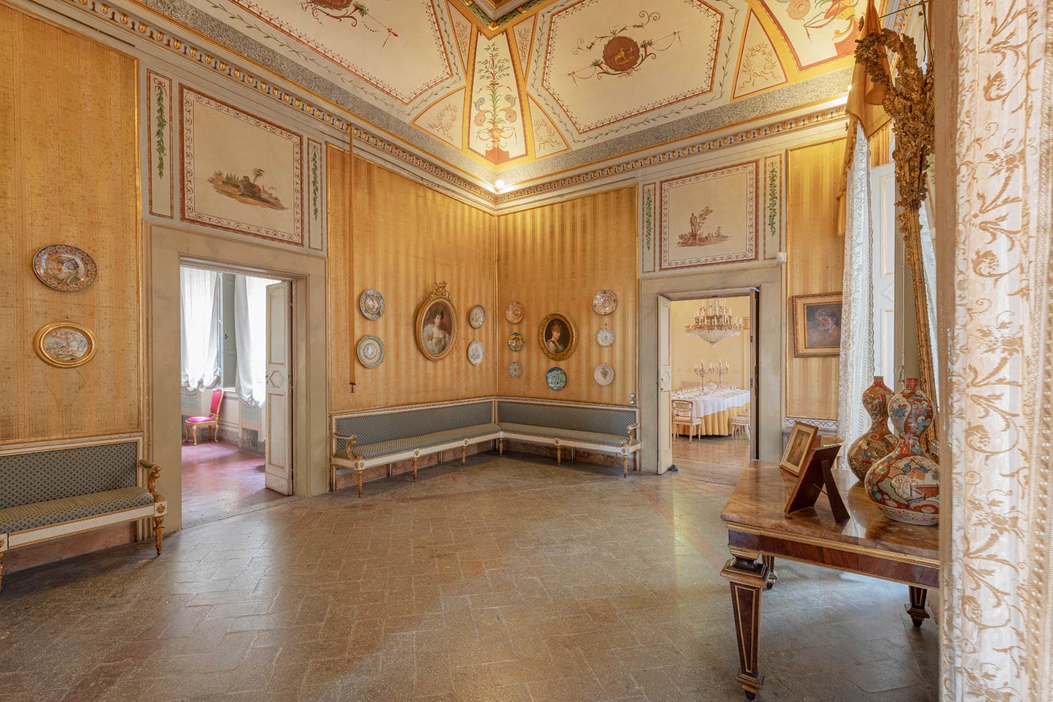 Interni di Palazzo Chigi Zondadari (il Salotto Giallo). Foto di Carlo Romano
