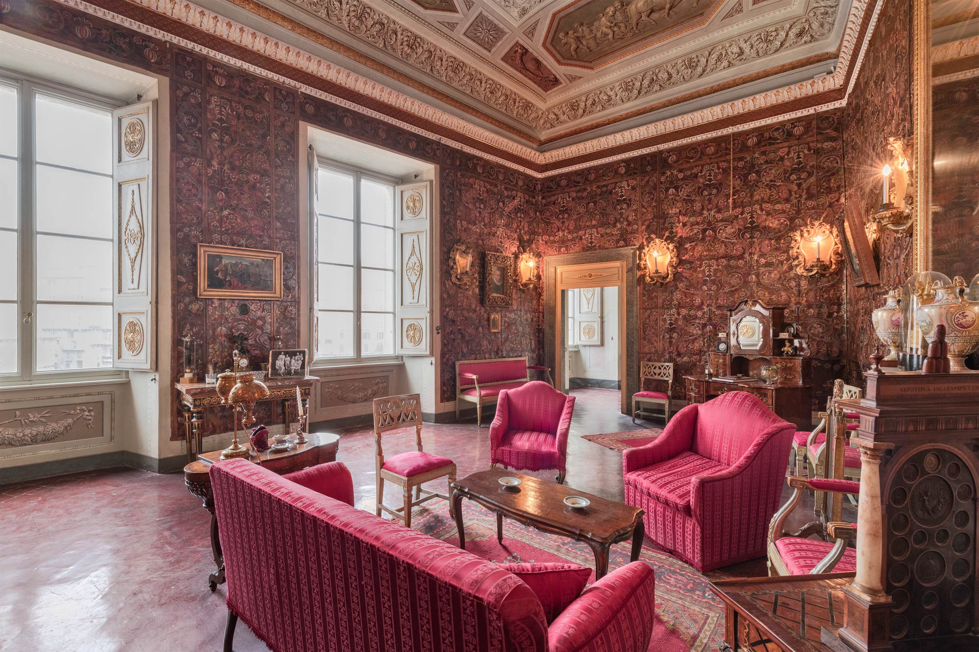 Interni di Palazzo Chigi Zondadari (il Salotto Rosso). Foto di Carlo Romano
