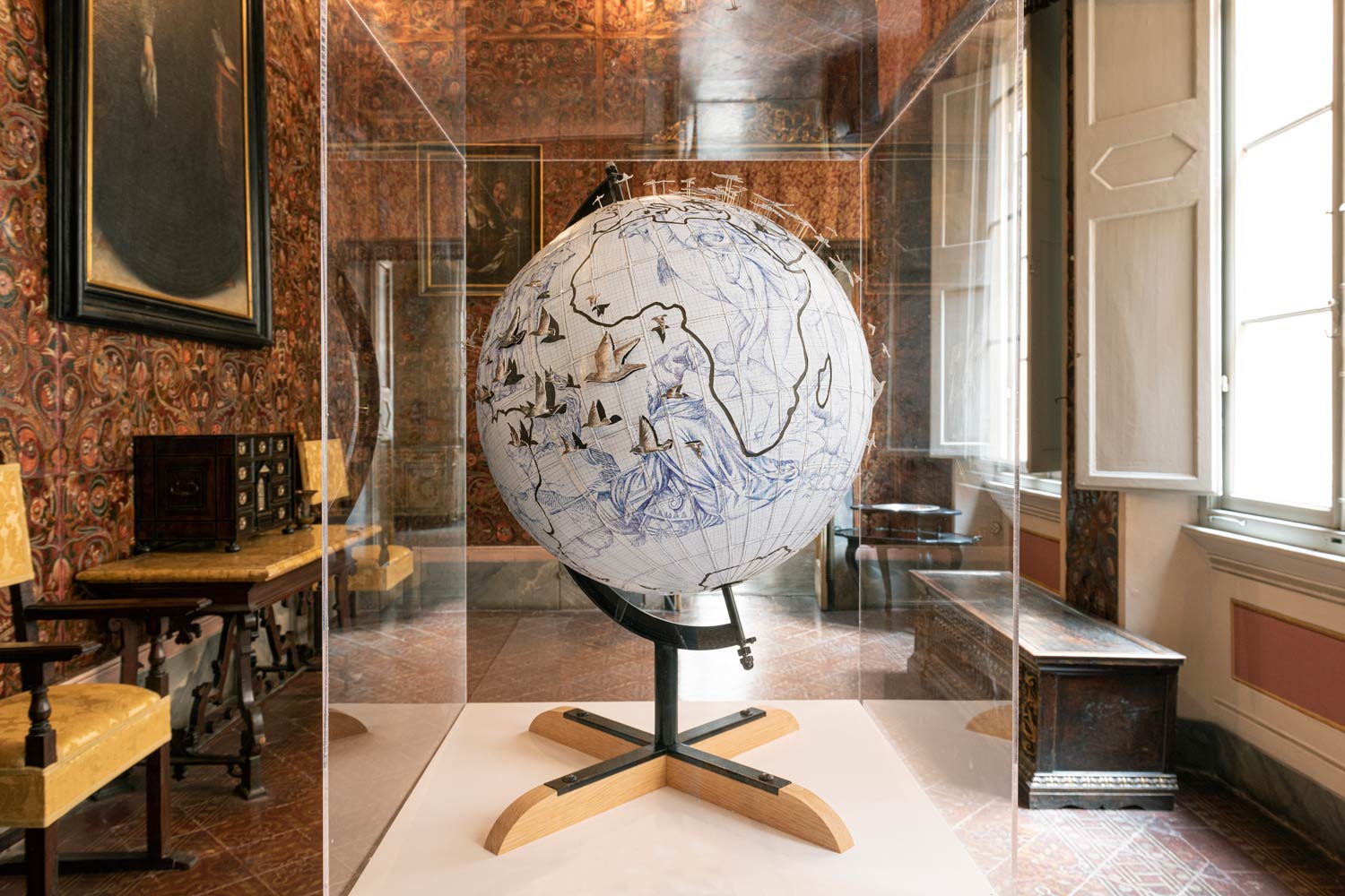 Pietro Ruffo, Migration Globe V (2017; inchiostro e intagli su carta, ferro e legno, 118 x 75 x 75 cm)
