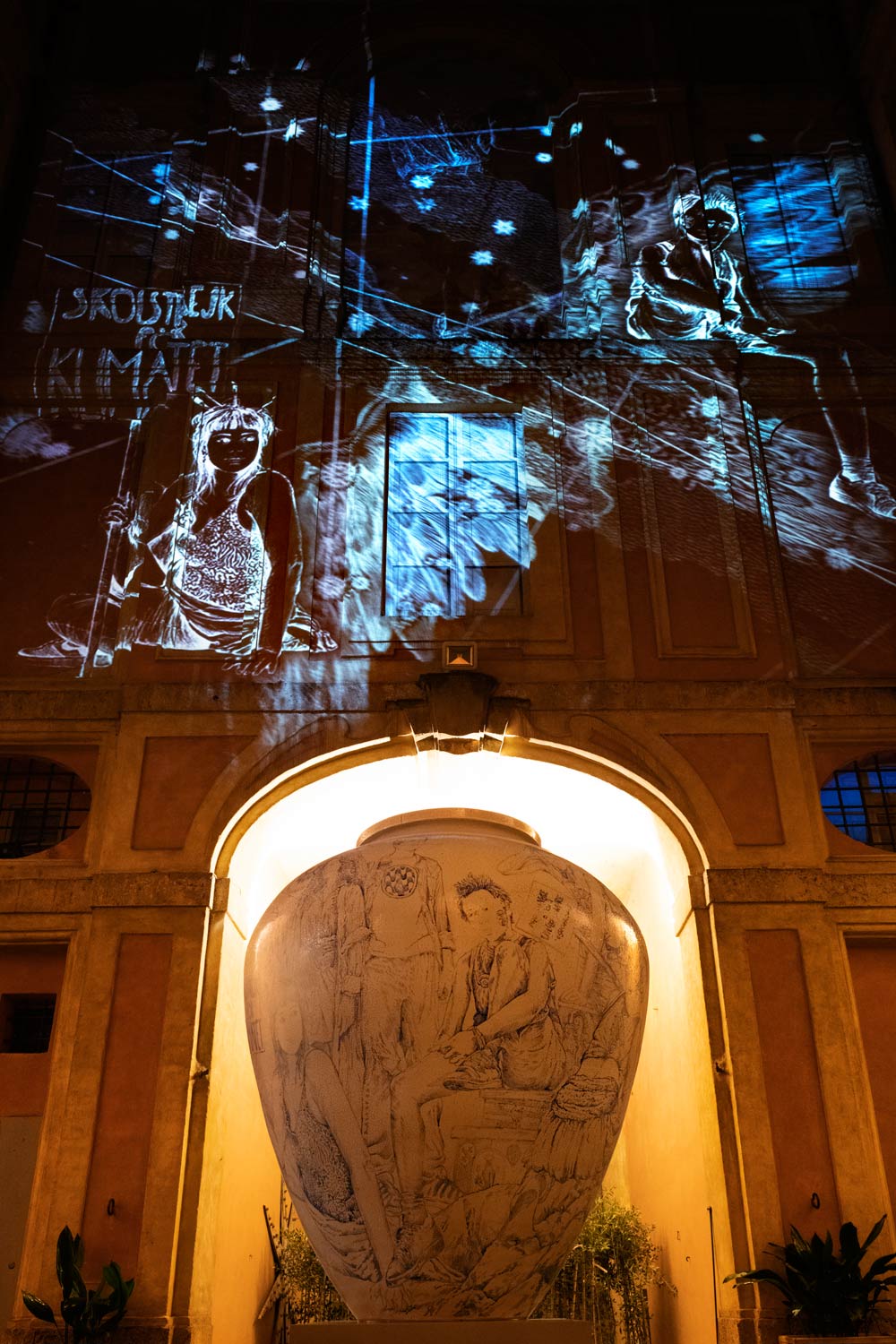 Pietro Ruffo, Never Too Young to Make a Difference (2020; installazione composta da una grande anfora 110 x 110 x 145 cm in ceramica dipinta a mano e da video-proiezioni)
