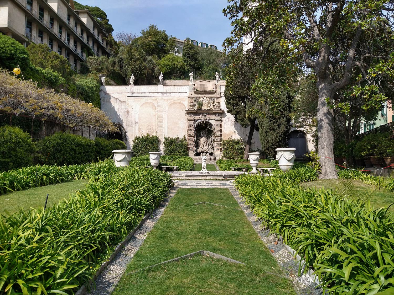 Palazzo Nicolosio Lomellini, giardino superiore
 Palazzo Nicolosio Lomellini, giardino superiore