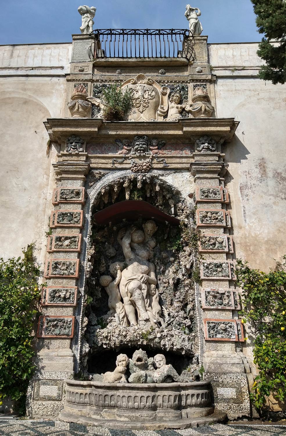 Palazzo Nicolosio Lomellini, giardino superiore, il Ninfeo di Bacco e Sileno (Francesco Biggi e collaboratori)
 Palazzo Nicolosio Lomellini, giardino superiore, il Ninfeo di Bacco e Sileno (Francesco Biggi e collaboratori)