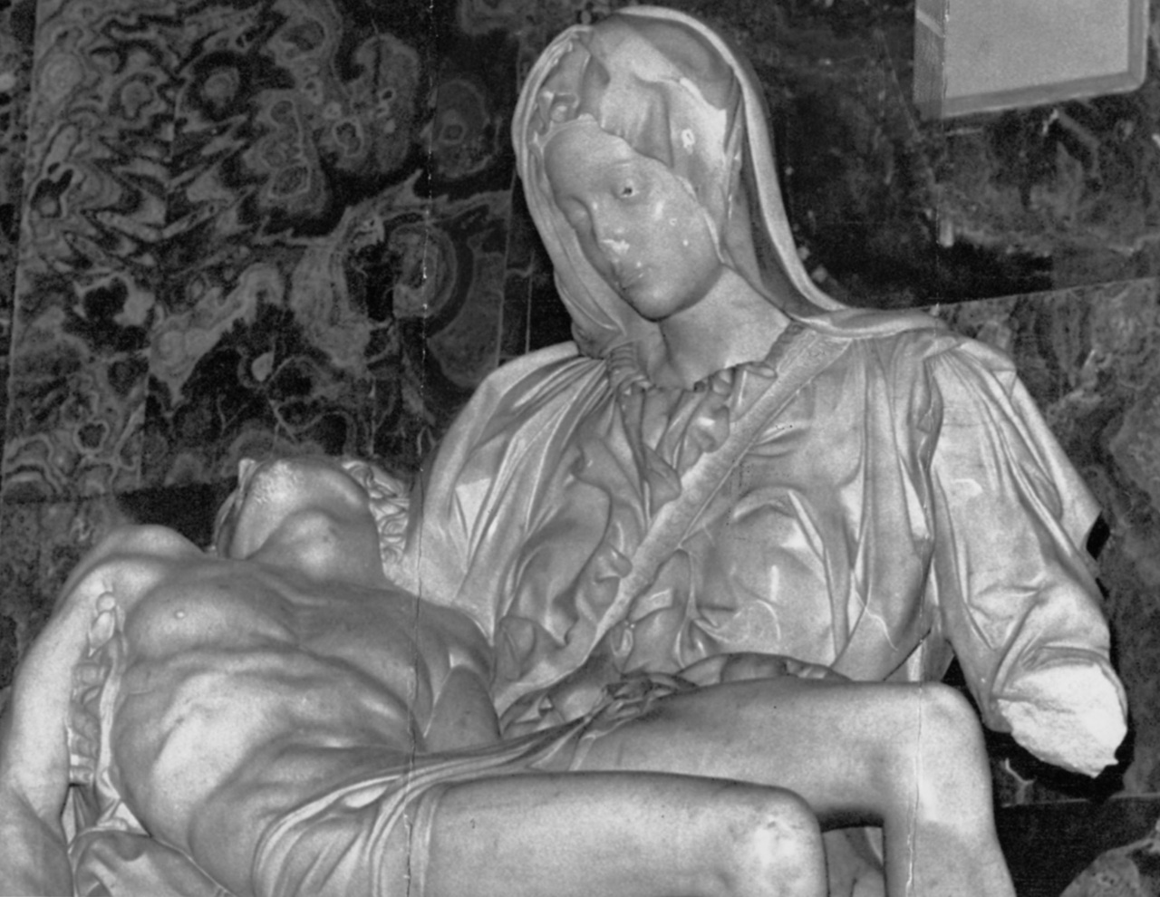 I danni subiti dalla Pietà di Michelangelo
