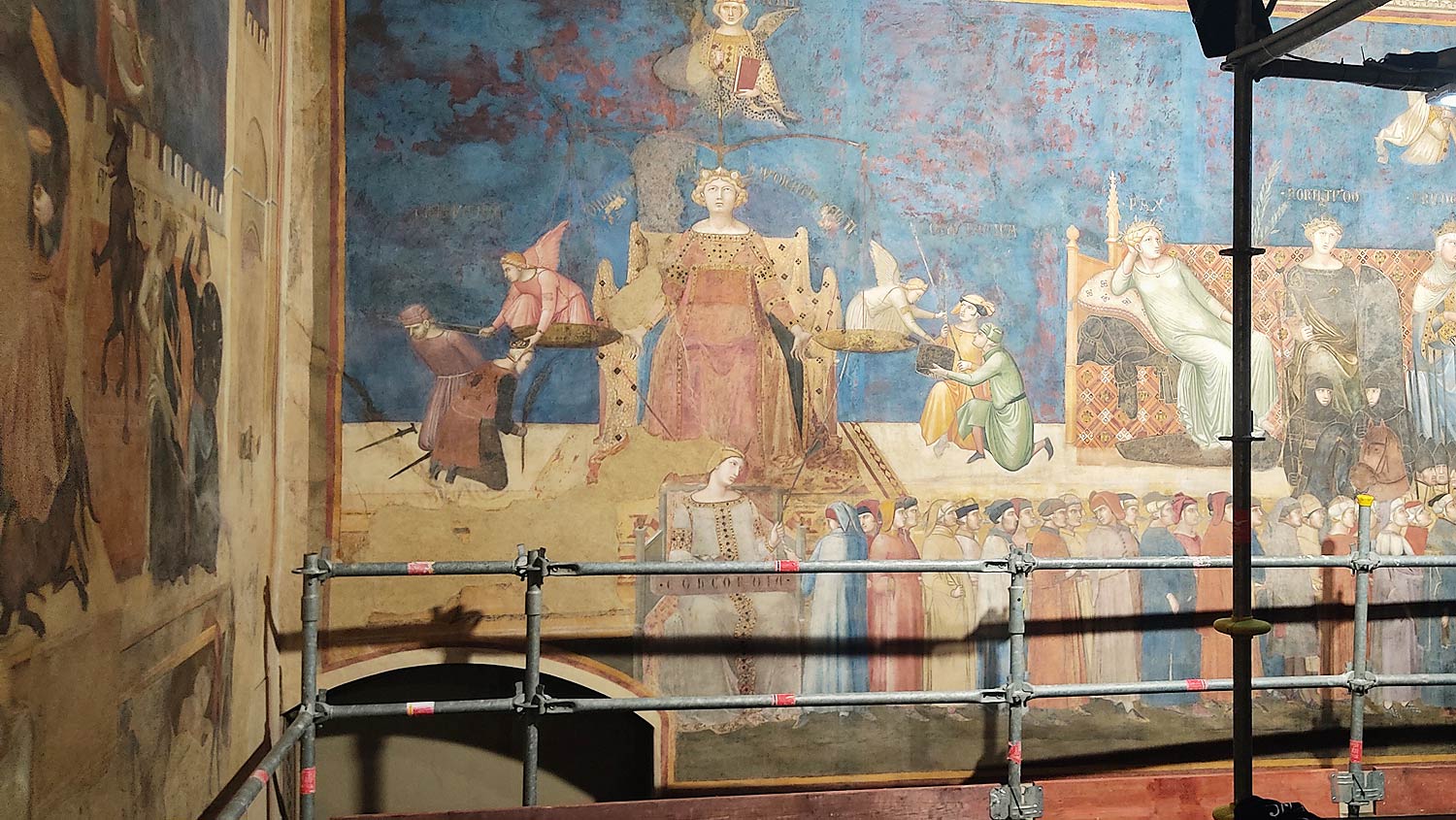 La parete di fondo con le allegorie della Giustizia e della Sapienza Divina
