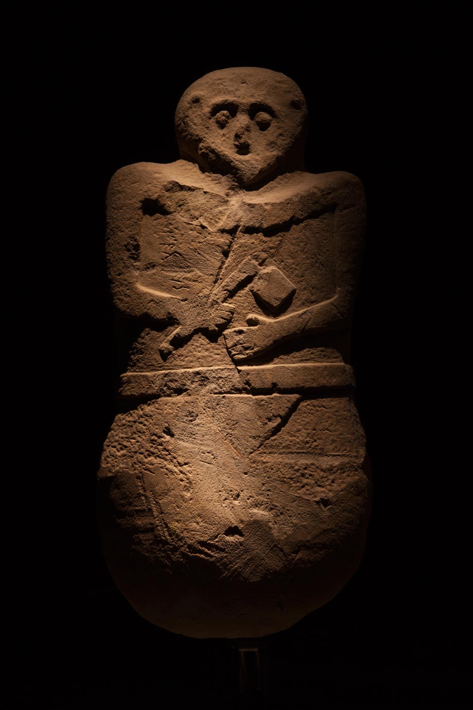 Stele di Bigliolo (tarda etÃ  del ferro; arenaria, 94 x 45 x 10 cm; Pontremoli, Museo delle Statue Stele). Foto Museo delle Statue Stele
