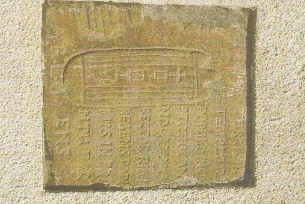 Stele di Gigliana (arenaria, 52 x 61 cm; Gigliana di Filattiera, Parrocchiale)
