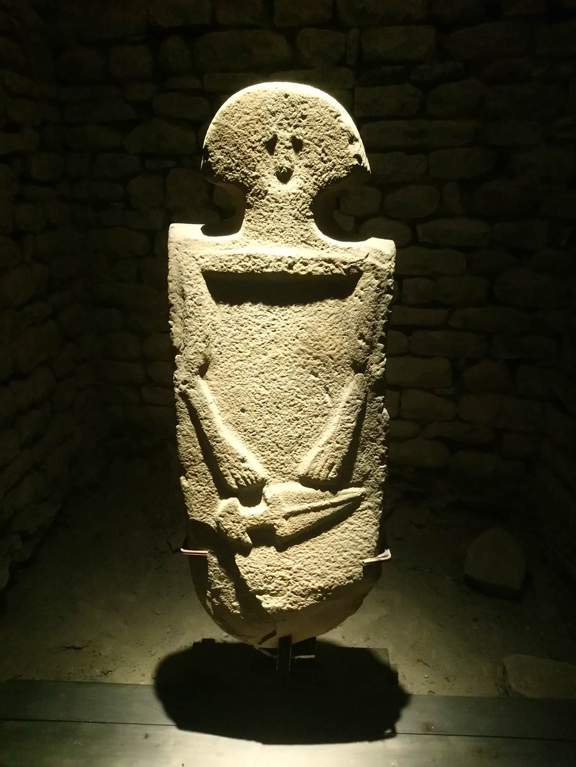 Stele di Taponecco (arenaria, 122 x 42 x 18 cm; Pontremoli, Museo delle Statue Stele)
