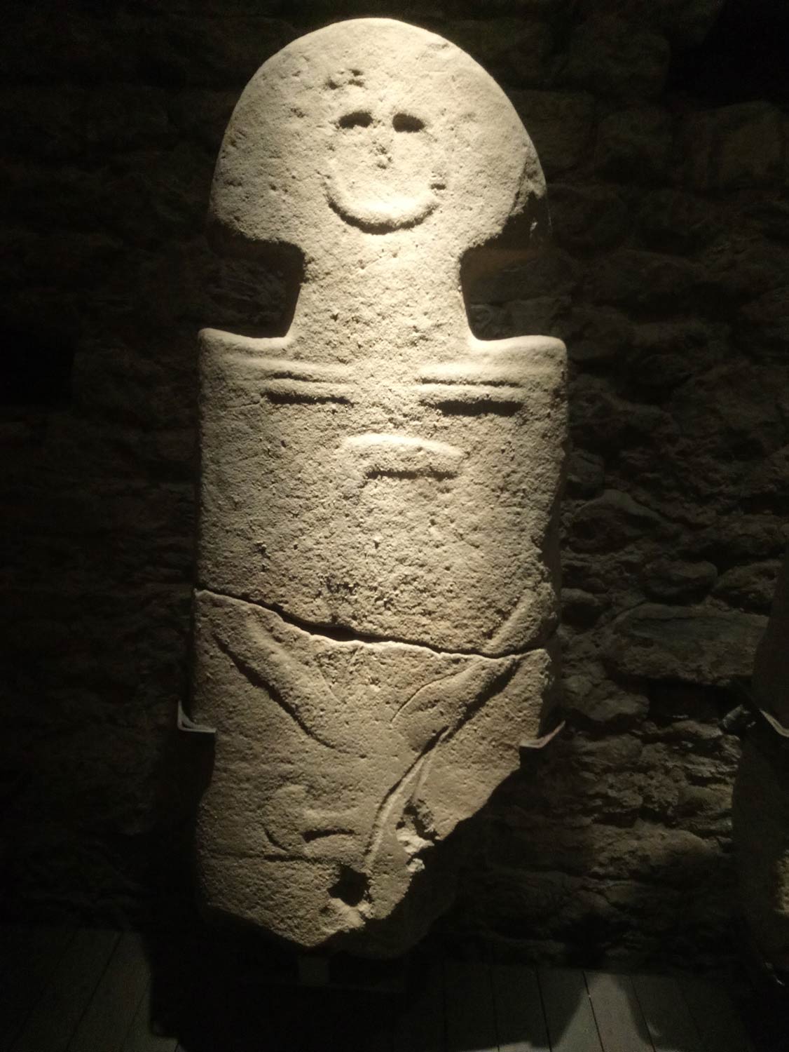 Stele di Minucciano III (arenaria, 146 x 58 x 11 cm; Pontremoli, Museo delle Statue Stele)
