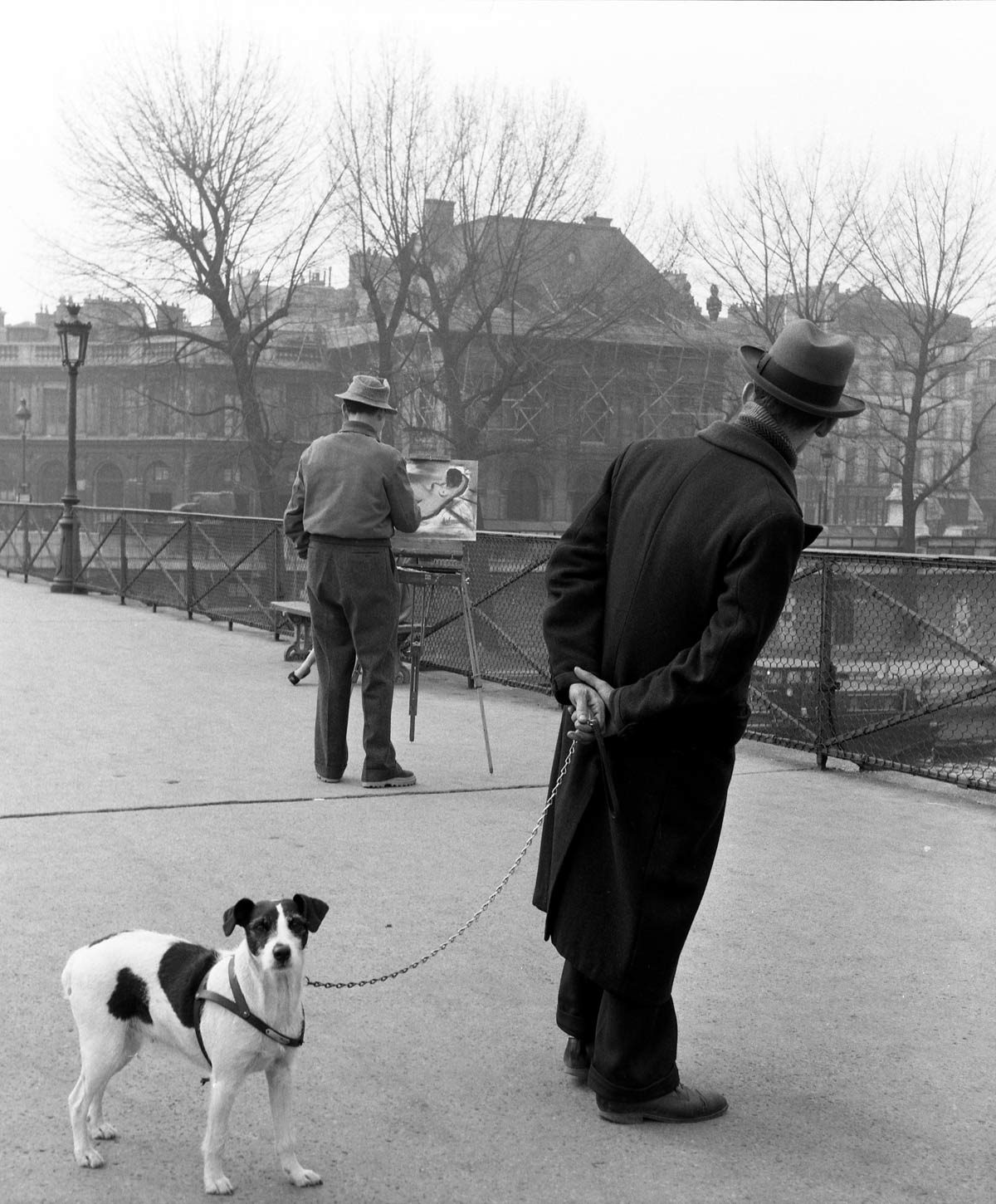 Robert Doisneau, Fox-terrier au Pont des Arts (Parigi, 1953) © Robert Doisneau

