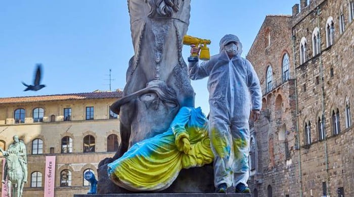 L'imbrattamento del leone di Vezzoli
