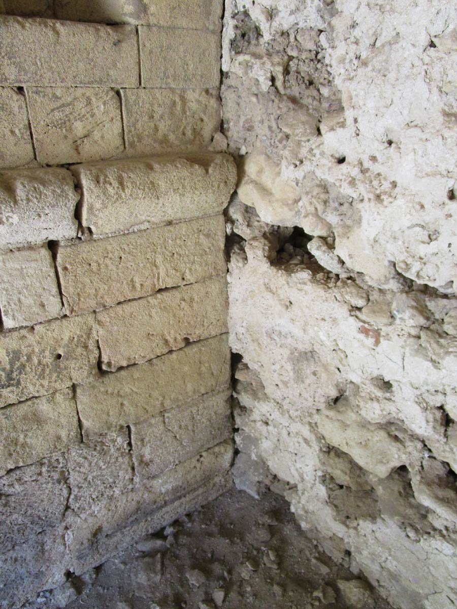 Fig. 6: Porta Nord –Est, interno, particolare dell’attacco fra muro perimetrale e il muro di cortina aggiunto in cui si apre la cannoniera, castello, Gallipoli. Foto di Fabio Antonio Grasso
