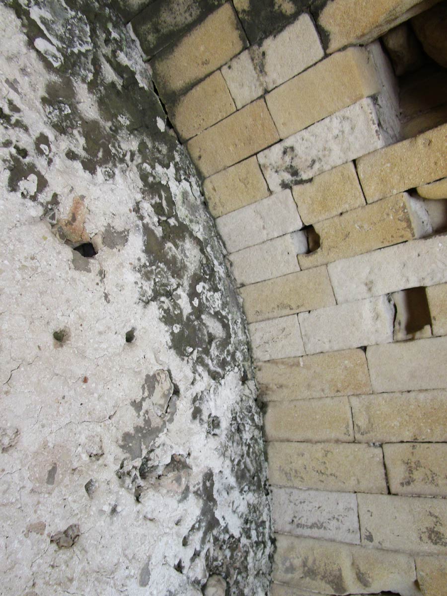 Fig. 7: Porta Nord – Est, interno, particolare dell’attacco della volta ogivale e il muro di cortina aggiunto in cui si apre la cannoniera, castello, Gallipoli. Foto di Fabio Antonio Grasso
