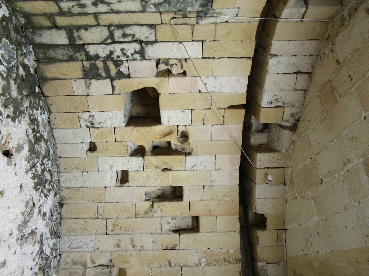 Fig. 4: Porta Nord – Est, interno, particolare della volta ogivale con apertura per la difesa piombante, castello, Gallipoli. Foto di Fabio Antonio Grasso
