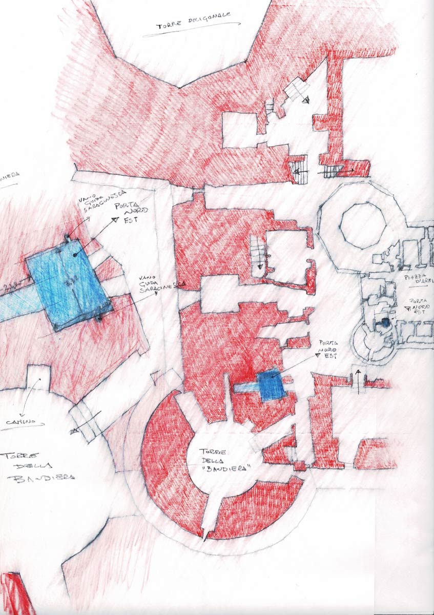 Fig. 1: Porta Nord – Est (in blu), planimetrie a diverse scale, posizione rispetto alla piazza d’armi, castello, Gallipoli. Foto di Fabio Antonio Grasso
