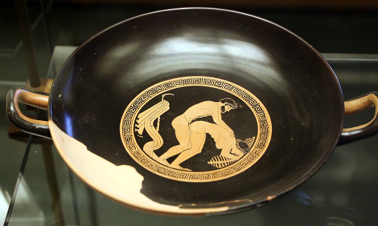 Pittore di Briseis, Kylix con scena erotica (480-460 a.C. circa; ceramica a figure rosse; Tarquinia, Museo Archeologico Nazionale)
