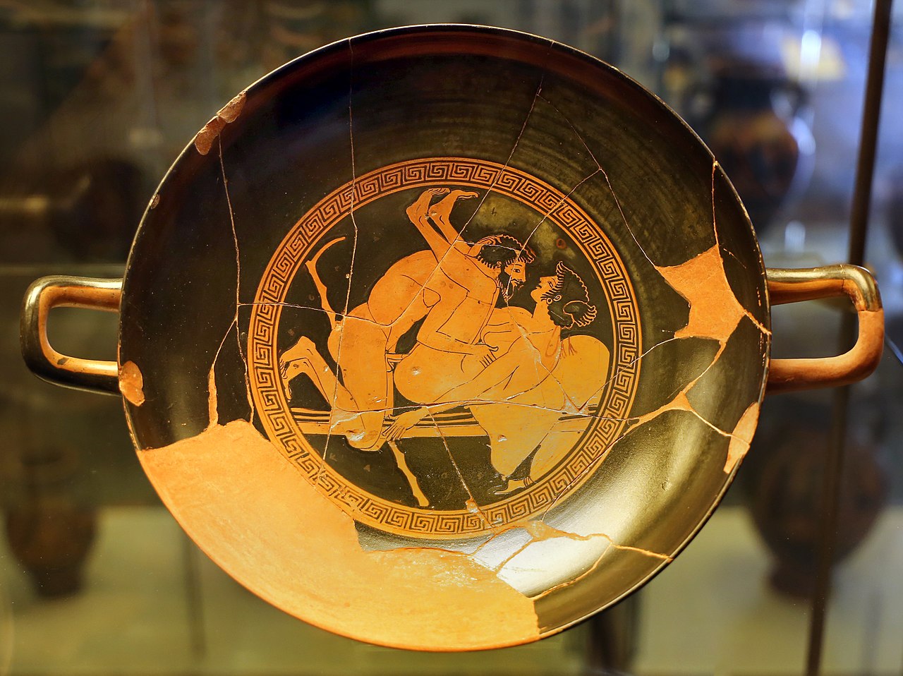 Pittore di Triptolemos, Kylix con scena erotica (500-480 a.C. circa; ceramica a figure rosse; Tarquinia, Museo Archeologico Nazionale)
