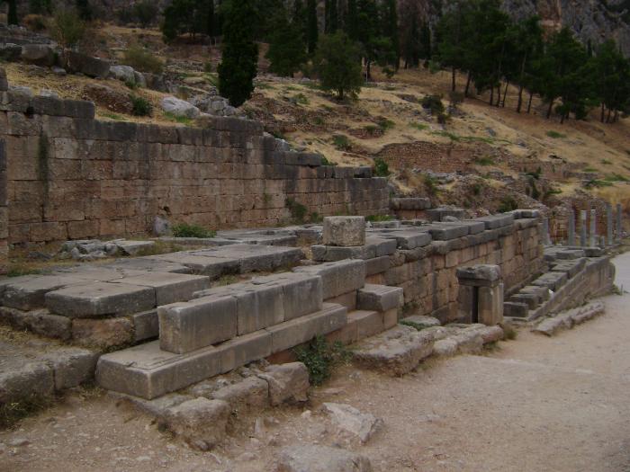 La base del donario degli Arcadi di Delfi