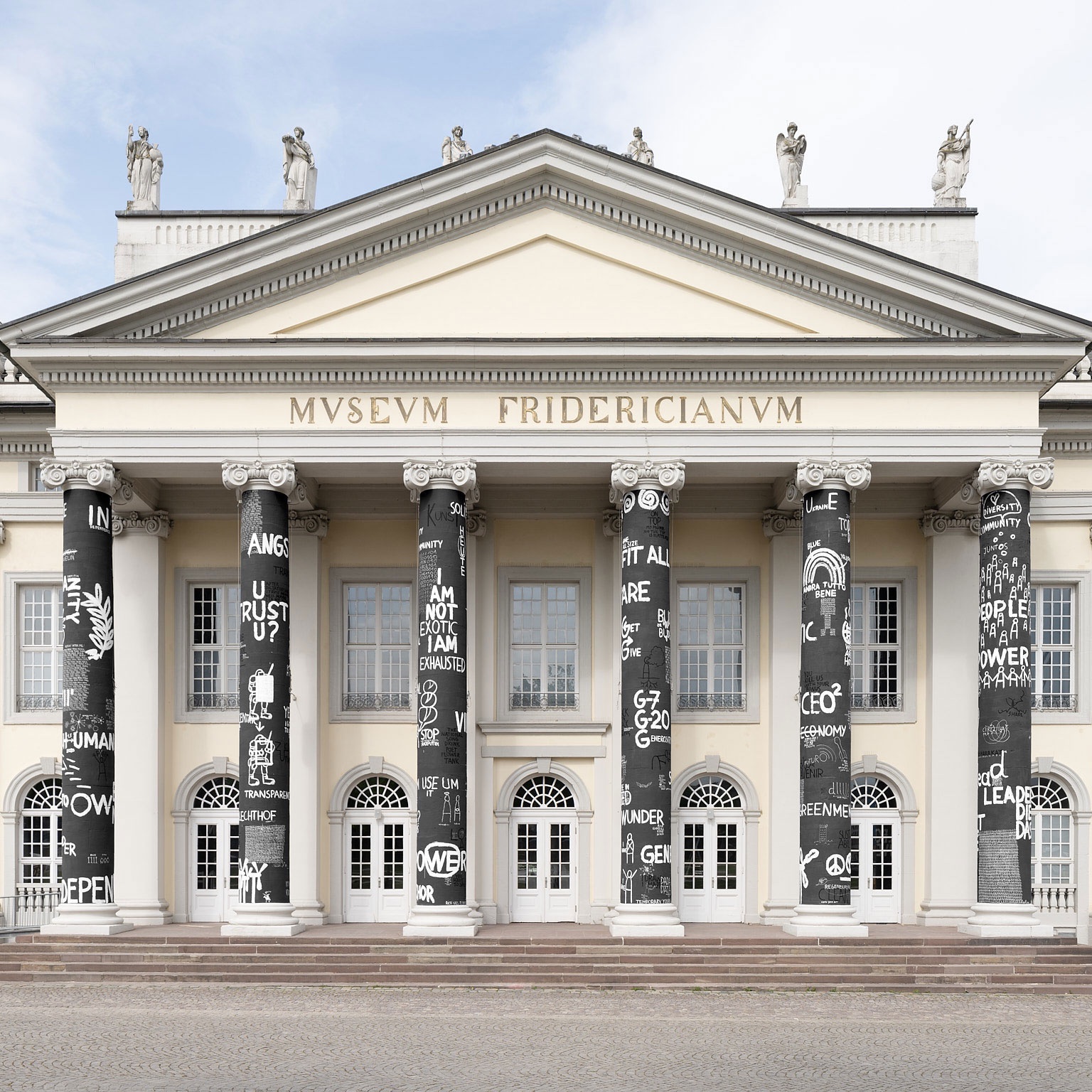La facciata del Fridericianum per Documenta 15
