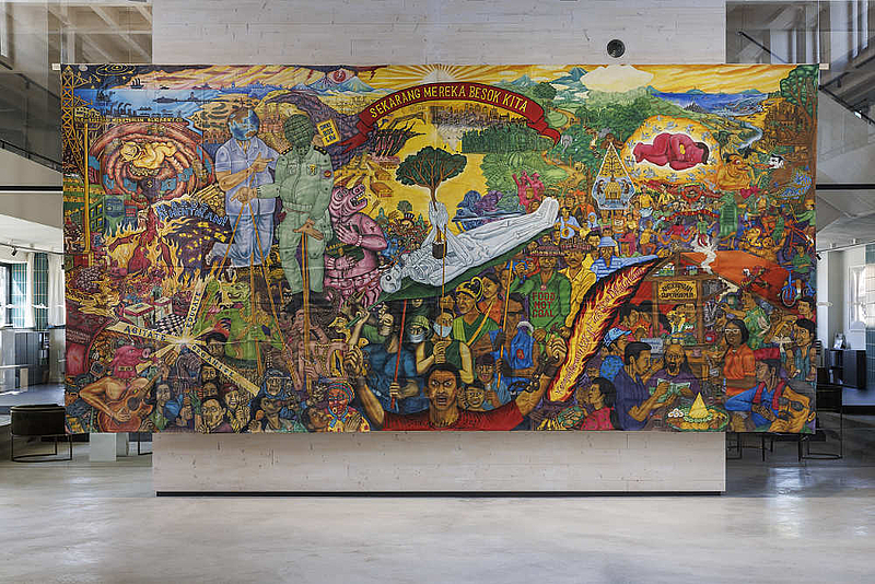 Taring Padi, Bara Solidaritas: Sekarang Mereka, Besok Kita (La fiamma della solidarietà: prima sono arrivati per loro, poi sono arrivati per noi) (2021; acrilico su tela, 400 x 115 cm). Foto Documenta/Franz Sperling
