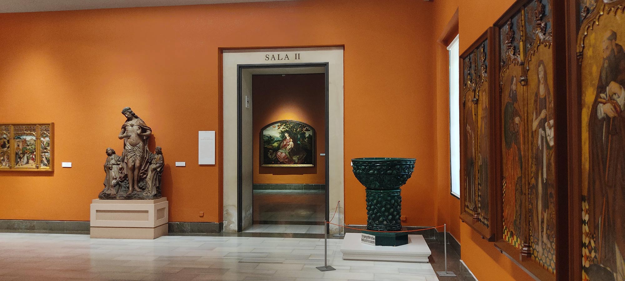 La prima sala del museo con le opere della prima scuola sivigliana