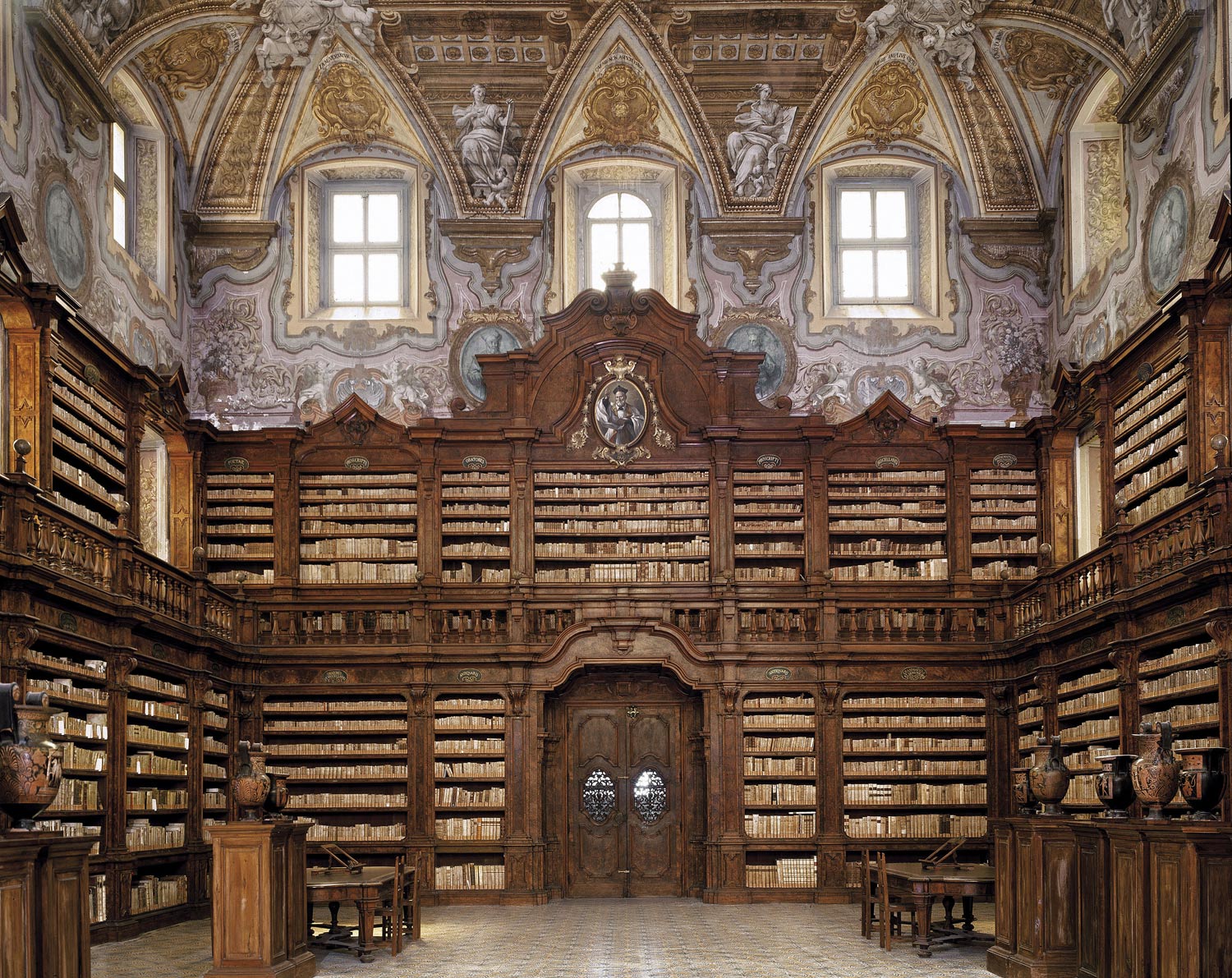 Первая древняя библиотека. Библиотека Джироламини, Неаполь. Библиотека Джироламини Италия. Библиотеки книгохранительные палаты 16 век. Библиотека средневековый монастырь Гала.