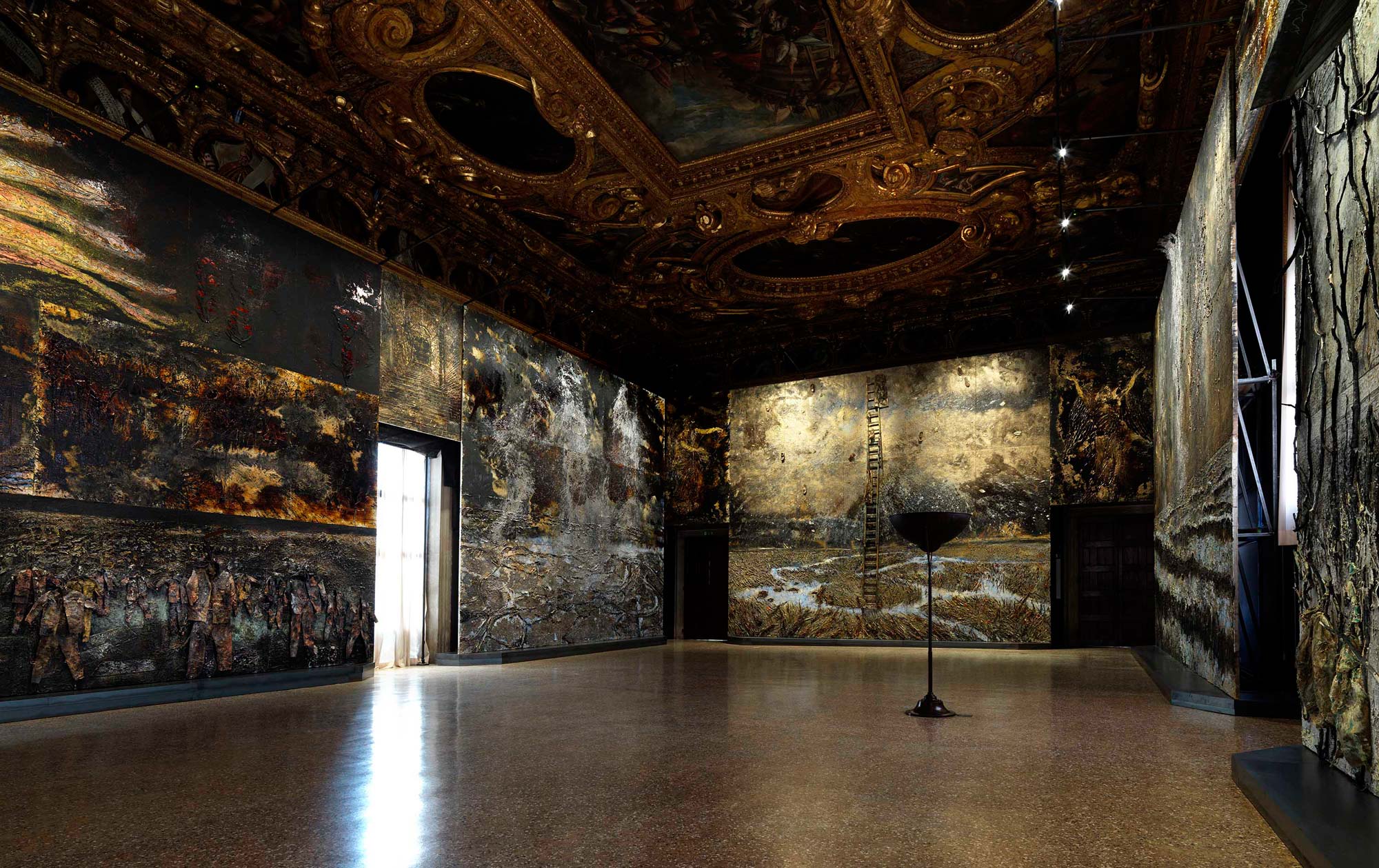 Anselm Kiefer, Questi scritti, quando verranno bruciati, daranno finalmente un po’ di luce (2020-2021; veduta dell'installazione). Foto di Georges Poncet. Su concessione di Gagosian e Fondazione Musei Civici Venezia
 Anselm Kiefer, Questi scritti, quando verranno bruciati, daranno finalmente un po’ di luce (2020-2021; veduta dell'installazione). Foto di Georges Poncet. Su concessione di Gagosian e Fondazione Musei Civici Venezia