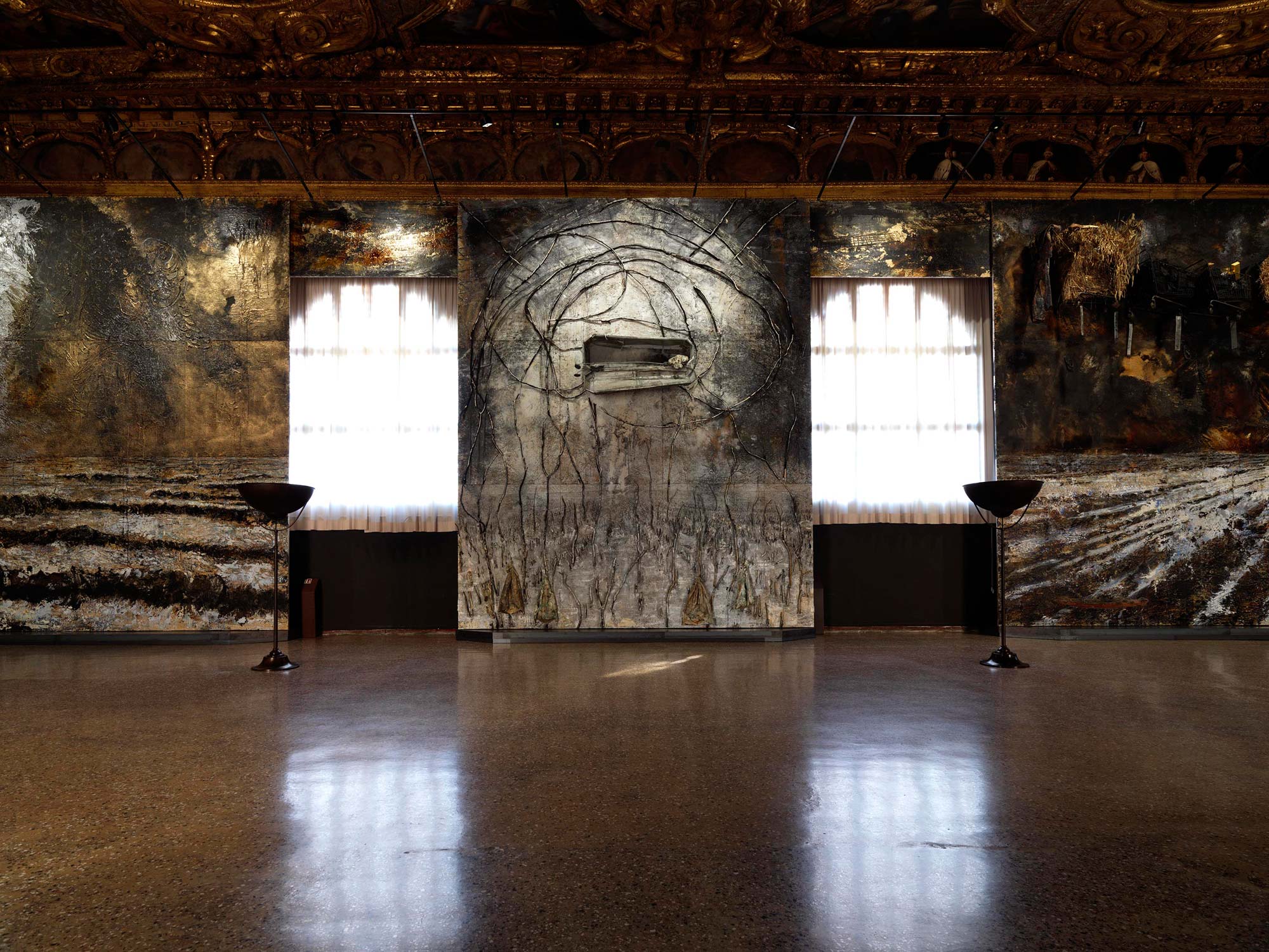 Anselm Kiefer, Questi scritti, quando verranno bruciati, daranno finalmente un po’ di luce (2020-2021; veduta dell'installazione). Foto di Georges Poncet. Su concessione di Gagosian e Fondazione Musei Civici Venezia
 Anselm Kiefer, Questi scritti, quando verranno bruciati, daranno finalmente un po’ di luce (2020-2021; veduta dell'installazione). Foto di Georges Poncet. Su concessione di Gagosian e Fondazione Musei Civici Venezia