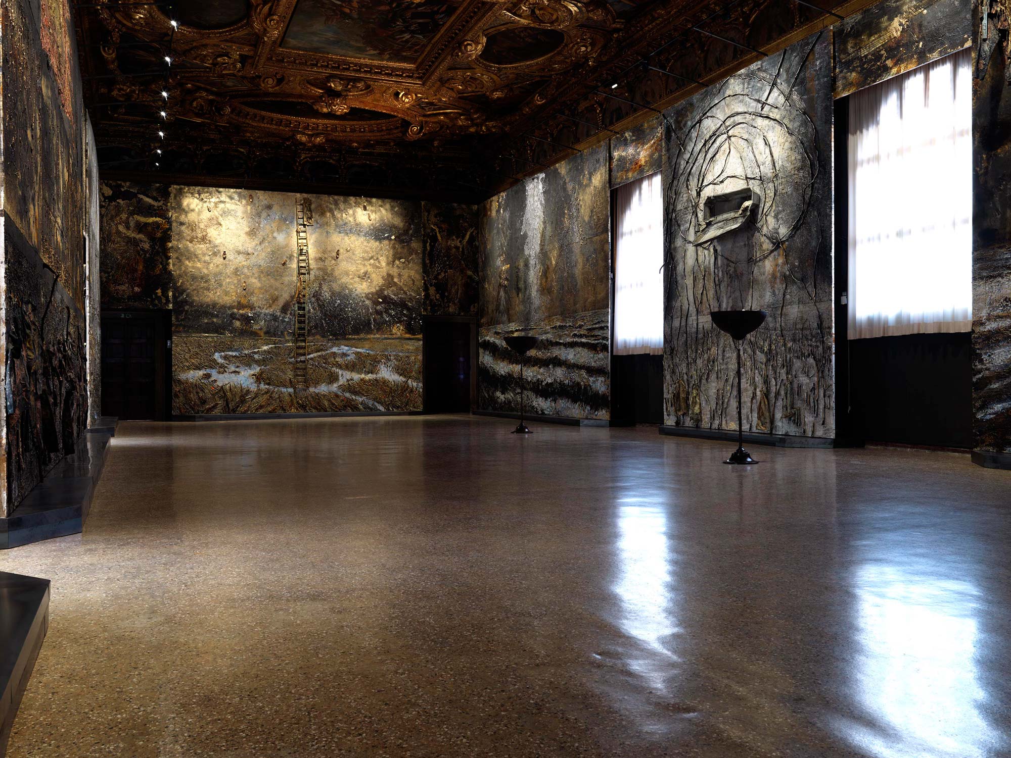 Anselm Kiefer, Questi scritti, quando verranno bruciati, daranno finalmente un po’ di luce (2020-2021; veduta dell'installazione). Foto di Georges Poncet. Su concessione di Gagosian e Fondazione Musei Civici Venezia
 Anselm Kiefer, Questi scritti, quando verranno bruciati, daranno finalmente un po’ di luce (2020-2021; veduta dell'installazione). Foto di Georges Poncet. Su concessione di Gagosian e Fondazione Musei Civici Venezia