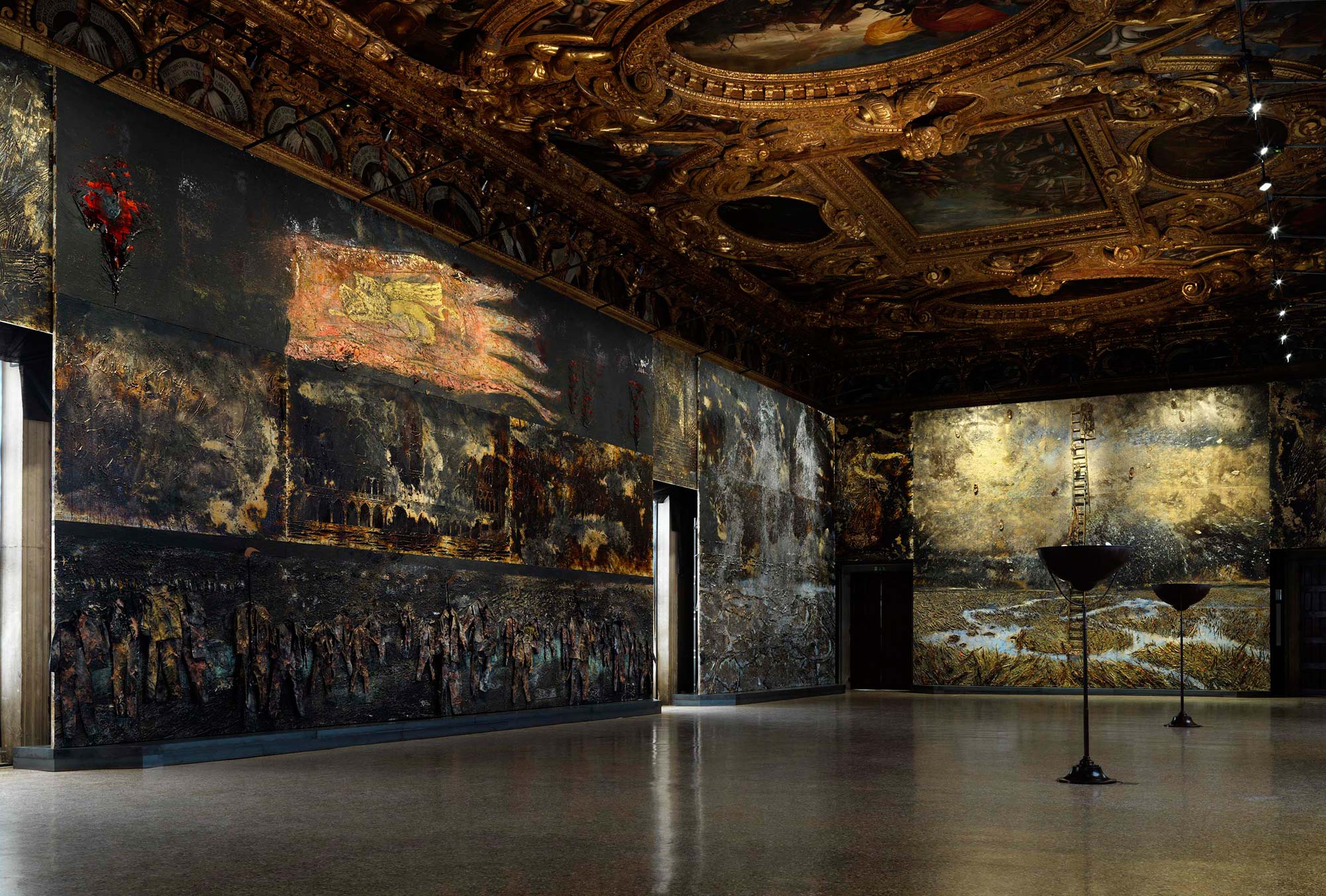Anselm Kiefer, Questi scritti, quando verranno bruciati, daranno finalmente un po’ di luce (2020-2021; veduta dell'installazione). Foto di Georges Poncet. Su concessione di Gagosian e Fondazione Musei Civici Venezia
 Anselm Kiefer, Questi scritti, quando verranno bruciati, daranno finalmente un po’ di luce (2020-2021; veduta dell'installazione). Foto di Georges Poncet. Su concessione di Gagosian e Fondazione Musei Civici Venezia
