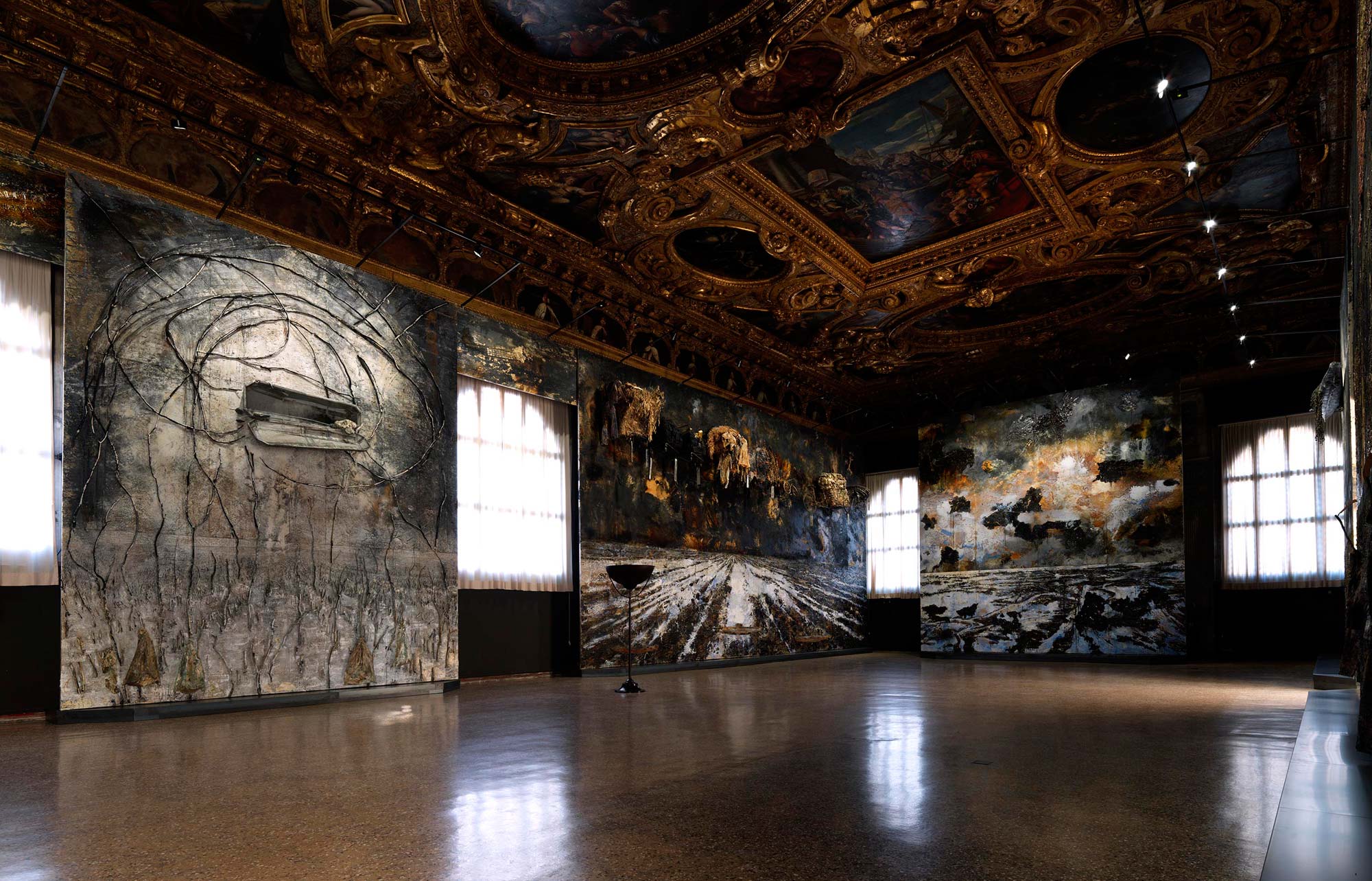 Anselm Kiefer, Questi scritti, quando verranno bruciati, daranno finalmente un po’ di luce (2020-2021; veduta dell'installazione). Foto di Georges Poncet. Su concessione di Gagosian e Fondazione Musei Civici Venezia
 Anselm Kiefer, Questi scritti, quando verranno bruciati, daranno finalmente un po’ di luce (2020-2021; veduta dell'installazione). Foto di Georges Poncet. Su concessione di Gagosian e Fondazione Musei Civici Venezia