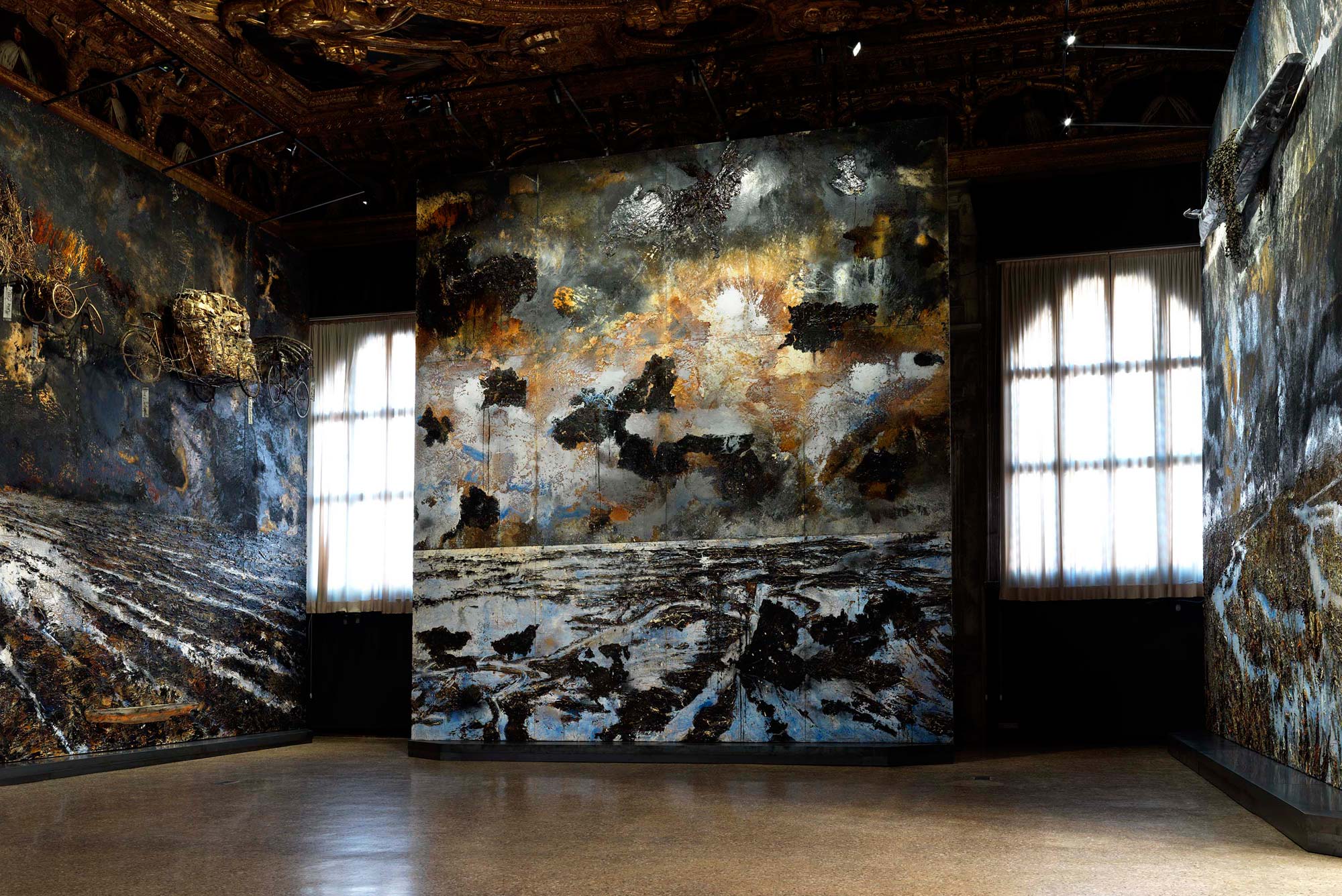 Anselm Kiefer, Questi scritti, quando verranno bruciati, daranno finalmente un po’ di luce (2020-2021; veduta dell'installazione). Foto di Georges Poncet. Su concessione di Gagosian e Fondazione Musei Civici Venezia
 Anselm Kiefer, Questi scritti, quando verranno bruciati, daranno finalmente un po’ di luce (2020-2021; veduta dell'installazione). Foto di Georges Poncet. Su concessione di Gagosian e Fondazione Musei Civici Venezia