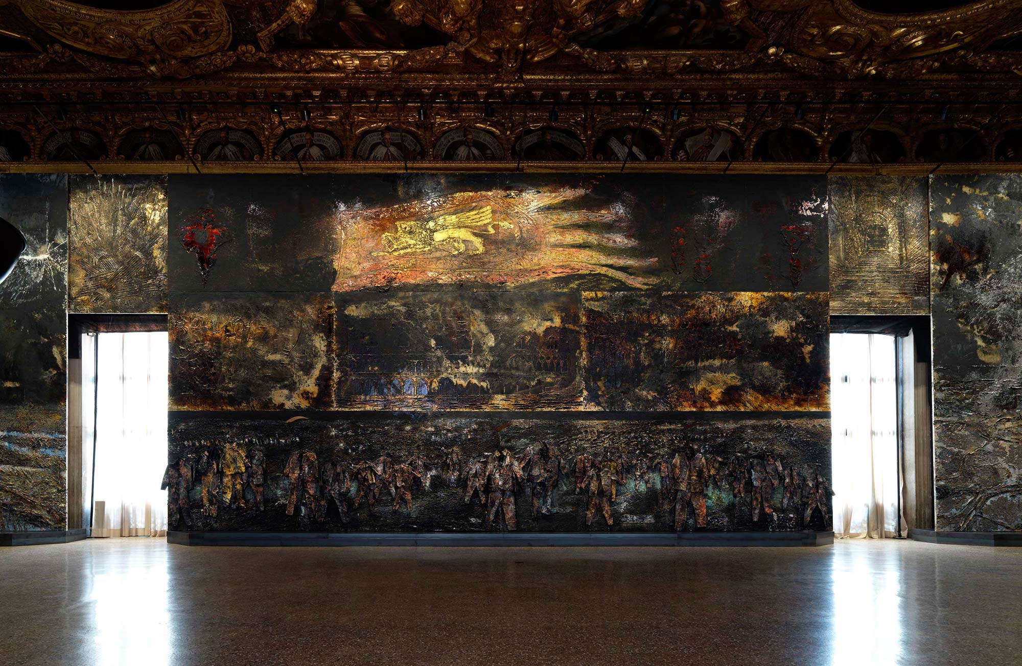 Anselm Kiefer, Questi scritti, quando verranno bruciati, daranno finalmente un po’ di luce (2020-2021; veduta dell'installazione). Foto di Georges Poncet. Su concessione di Gagosian e Fondazione Musei Civici Venezia
 Anselm Kiefer, Questi scritti, quando verranno bruciati, daranno finalmente un po’ di luce (2020-2021; veduta dell'installazione). Foto di Georges Poncet. Su concessione di Gagosian e Fondazione Musei Civici Venezia