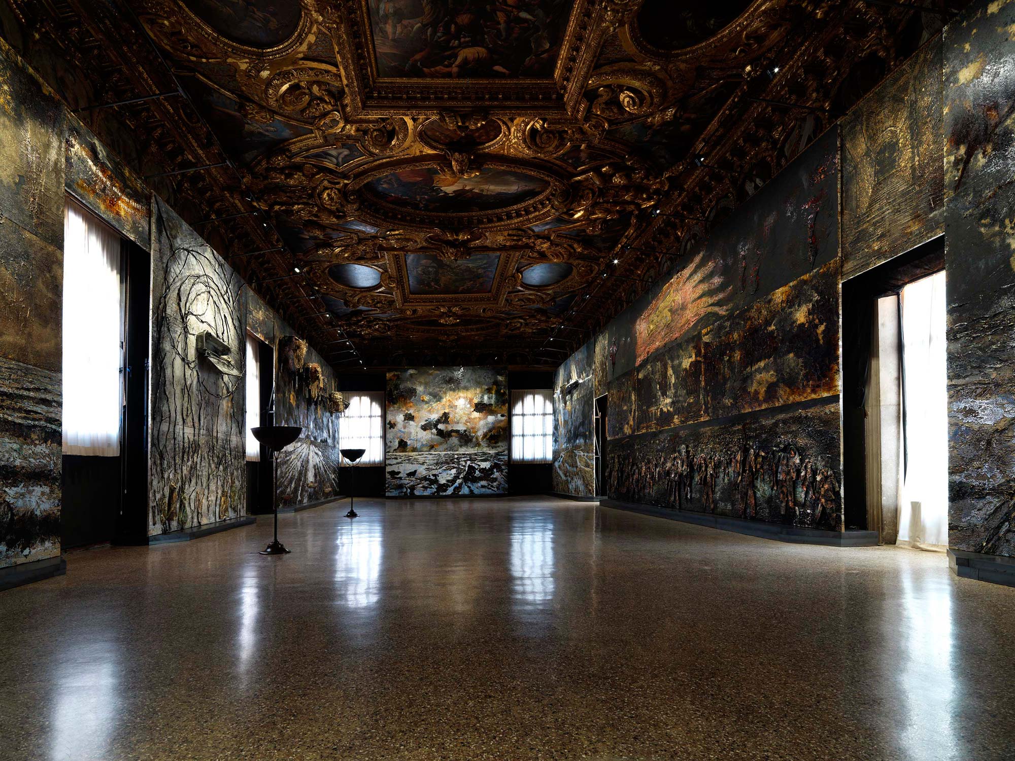 Anselm Kiefer, Questi scritti, quando verranno bruciati, daranno finalmente un po’ di luce (2020-2021; veduta dell'installazione). Foto di Georges Poncet. Su concessione di Gagosian e Fondazione Musei Civici Venezia
 Anselm Kiefer, Questi scritti, quando verranno bruciati, daranno finalmente un po’ di luce (2020-2021; veduta dell'installazione). Foto di Georges Poncet. Su concessione di Gagosian e Fondazione Musei Civici Venezia