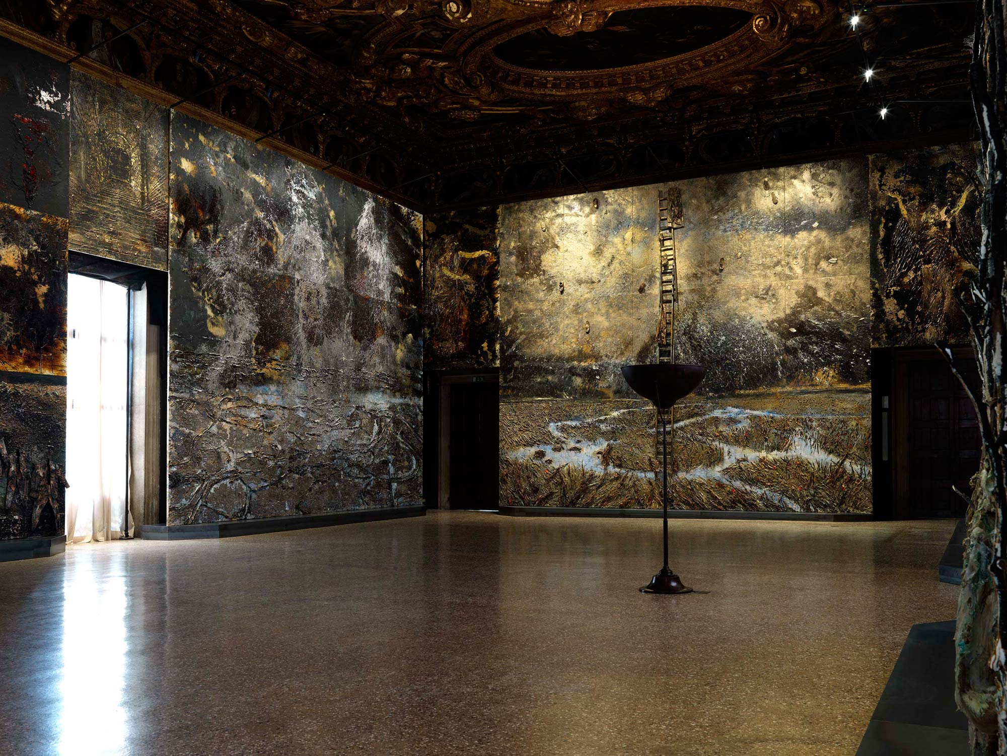 Anselm Kiefer, Questi scritti, quando verranno bruciati, daranno finalmente un po’ di luce (2020-2021; veduta dell'installazione). Foto di Georges Poncet. Su concessione di Gagosian e Fondazione Musei Civici Venezia
 Anselm Kiefer, Questi scritti, quando verranno bruciati, daranno finalmente un po’ di luce (2020-2021; veduta dell'installazione). Foto di Georges Poncet. Su concessione di Gagosian e Fondazione Musei Civici Venezia