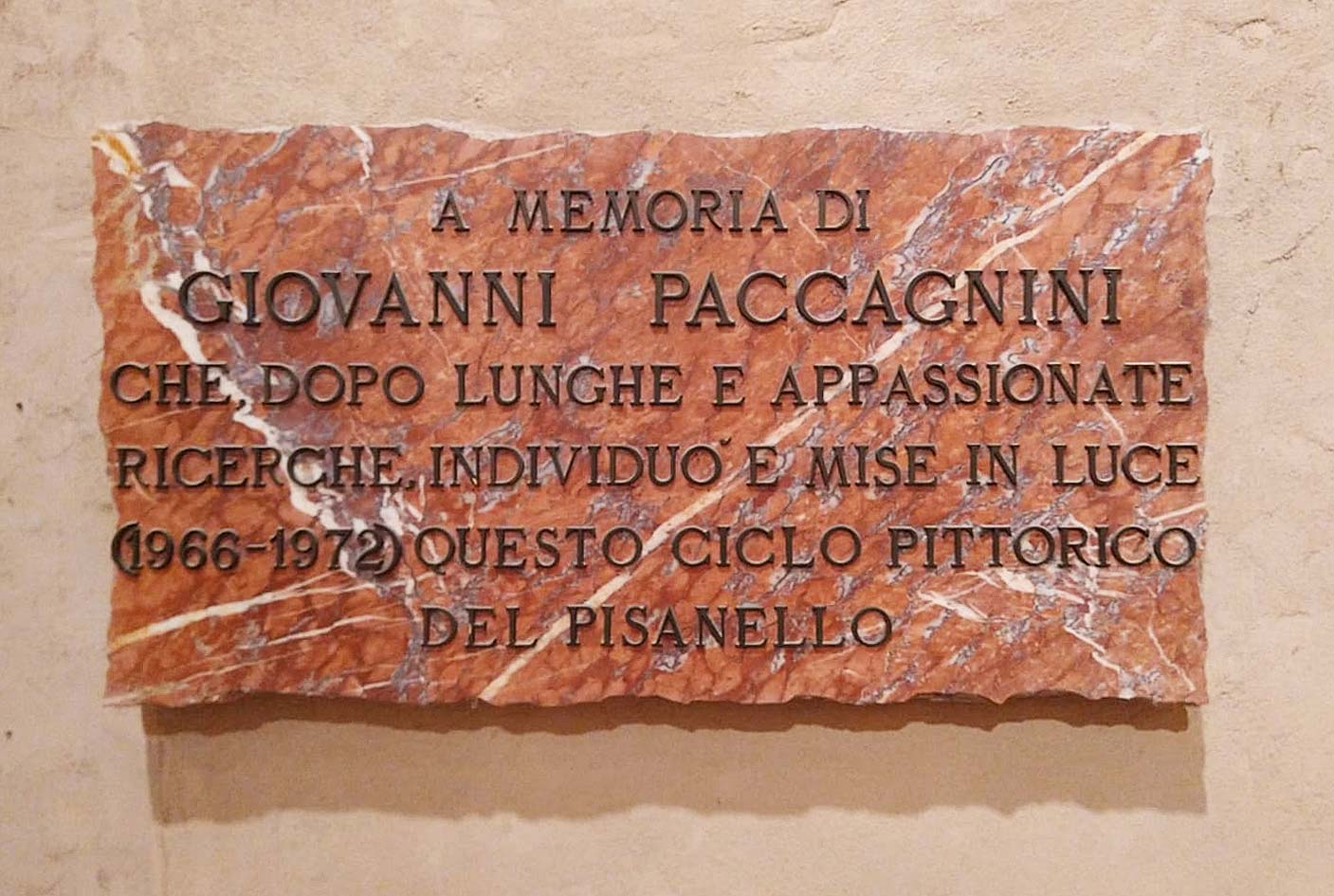 La targa che ricorda Giovanni Paccagnini, scopritore del ciclo del Pisanello