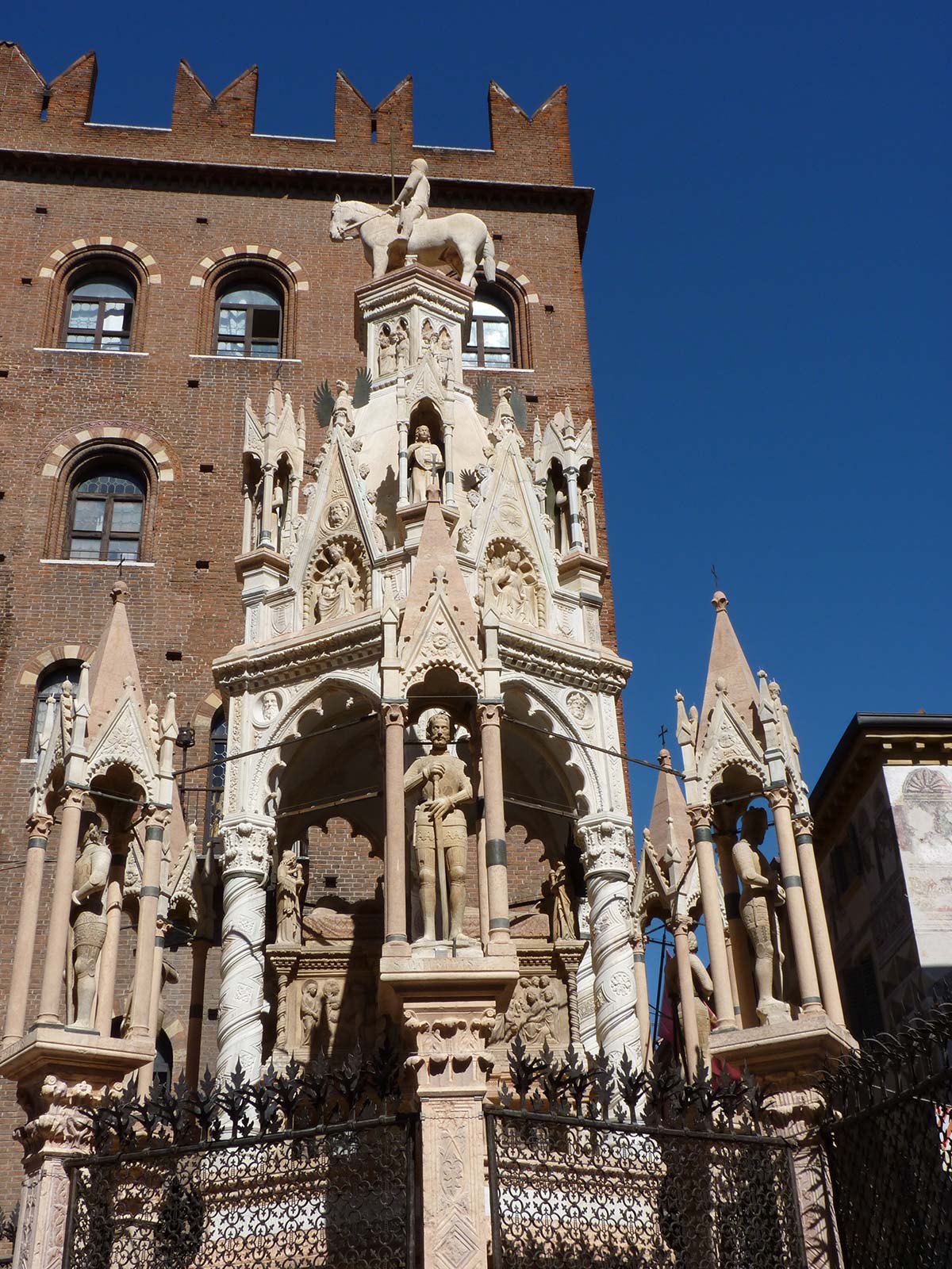 Arche Scaligere (XIV secolo; marmo di Candoglia e Rosso di Verona; Verona, Piazza delle Arche Scaligere)
 Arche Scaligere (XIV secolo; marmo di Candoglia e Rosso di Verona; Verona, Piazza delle Arche Scaligere)