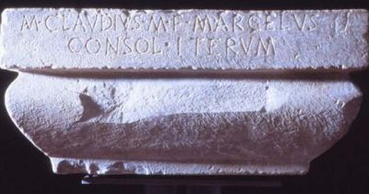 Base della statua di Claudio Marcello (155 a.C. circa; marmo lunense; Luni, Museo Archeologico Nazionale)
 Base della statua di Claudio Marcello (155 a.C. circa; marmo lunense; Luni, Museo Archeologico Nazionale)