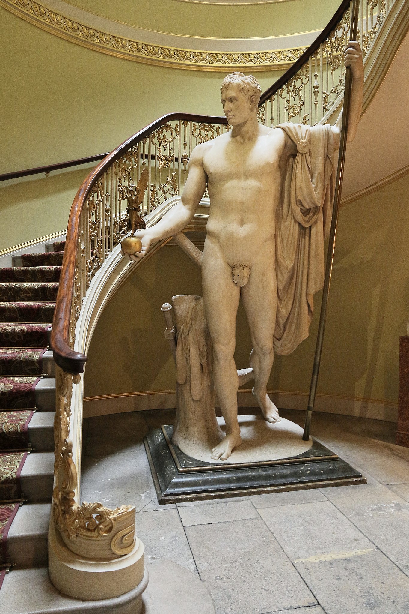 Antonio Canova, Napoleone come Marte Paficitatore (1803-1806; marmo di Carrara, altezza 340 cm; Londra, Apsley House, Wellington Collection). Foto di Jörg Bittner Unna
 Antonio Canova, Napoleone come Marte Paficitatore (1803-1806; marmo di Carrara, altezza 340 cm; Londra, Apsley House, Wellington Collection). Foto di Jörg Bittner Unna