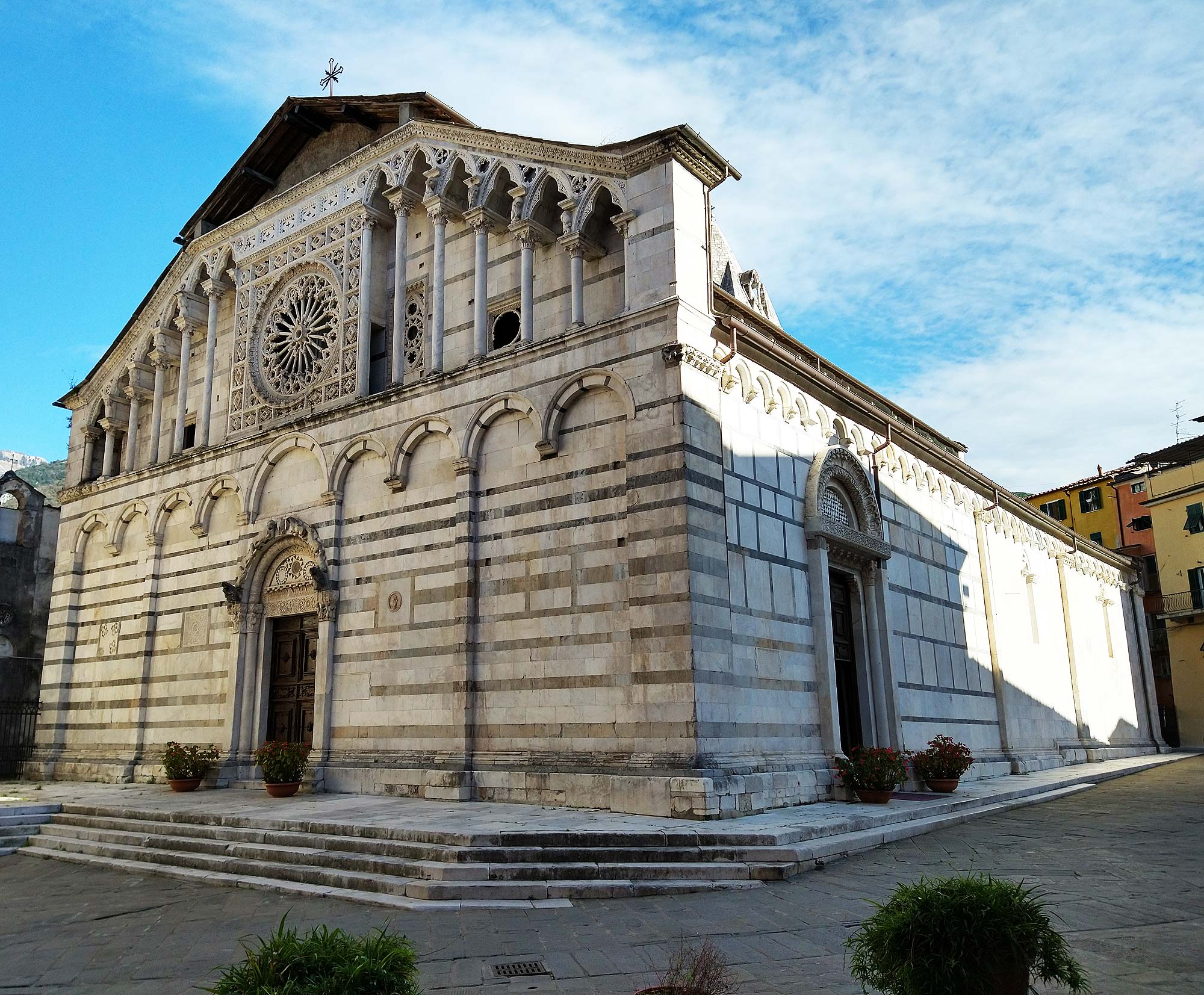 Duomo di Carrara (XI-XIV secolo). Foto di Finestre sull'Arte
 Duomo di Carrara (XI-XIV secolo). Foto di Finestre sull'Arte