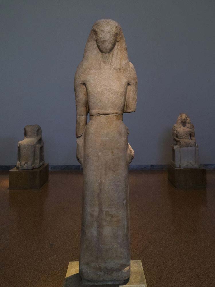 Kore di Nikandre (650 a.C. circa; marmo di Nasso, altezza 180 cm; Atene, Museo Archeologico Nazionale)
 Kore di Nikandre (650 a.C. circa; marmo di Nasso, altezza 180 cm; Atene, Museo Archeologico Nazionale)
